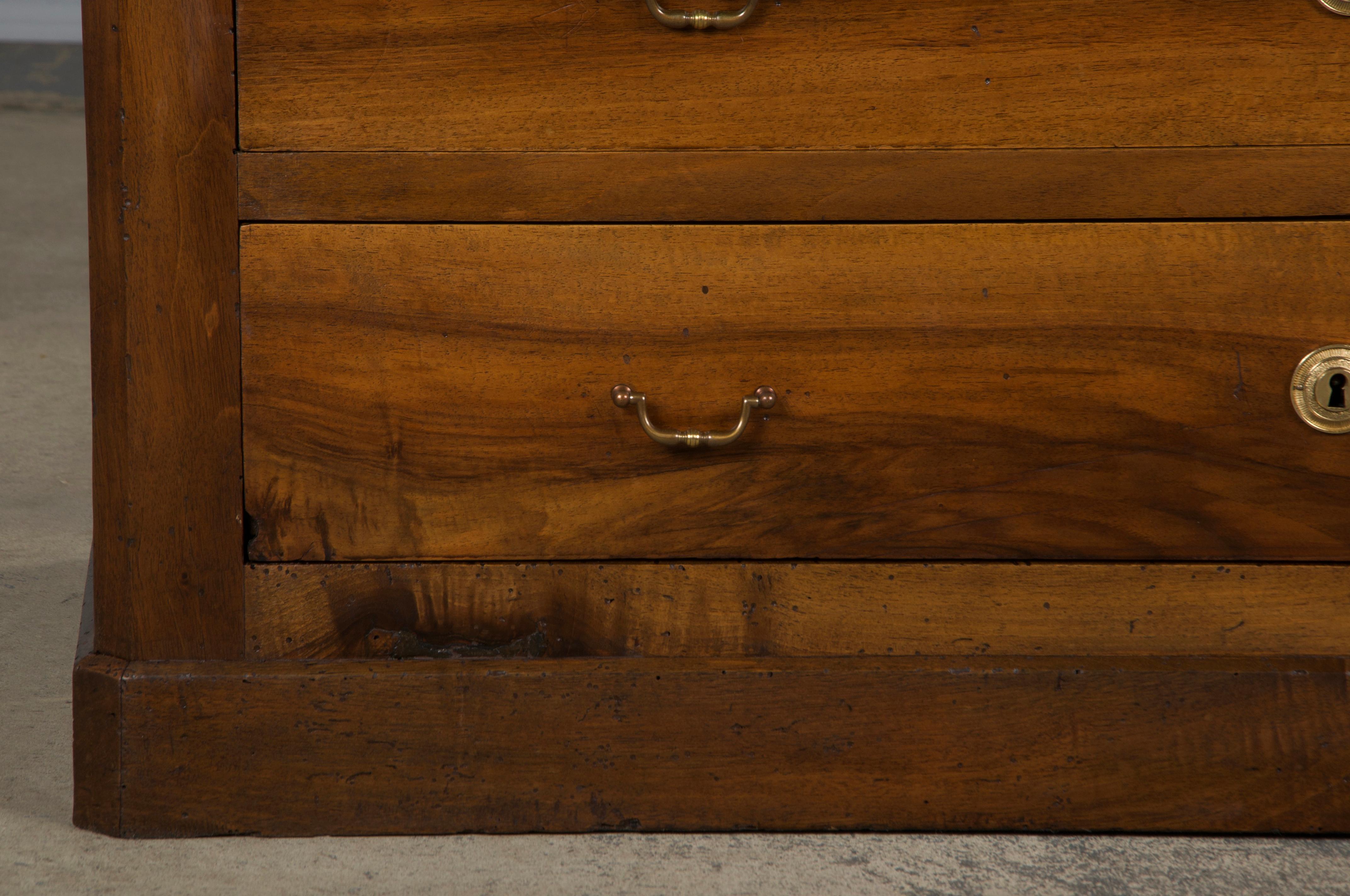 Noce Cassettiera in legno di noce in stile Louis Philippe del XIX secolo in vendita