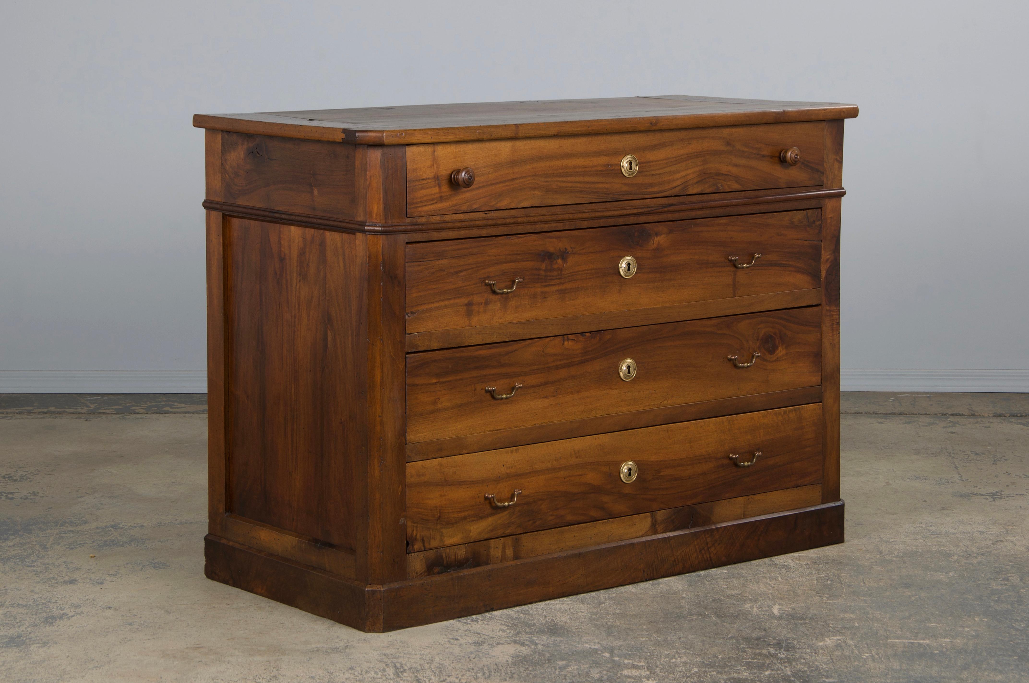 Cassettiera in legno di noce in stile Louis Philippe del XIX secolo in vendita 1