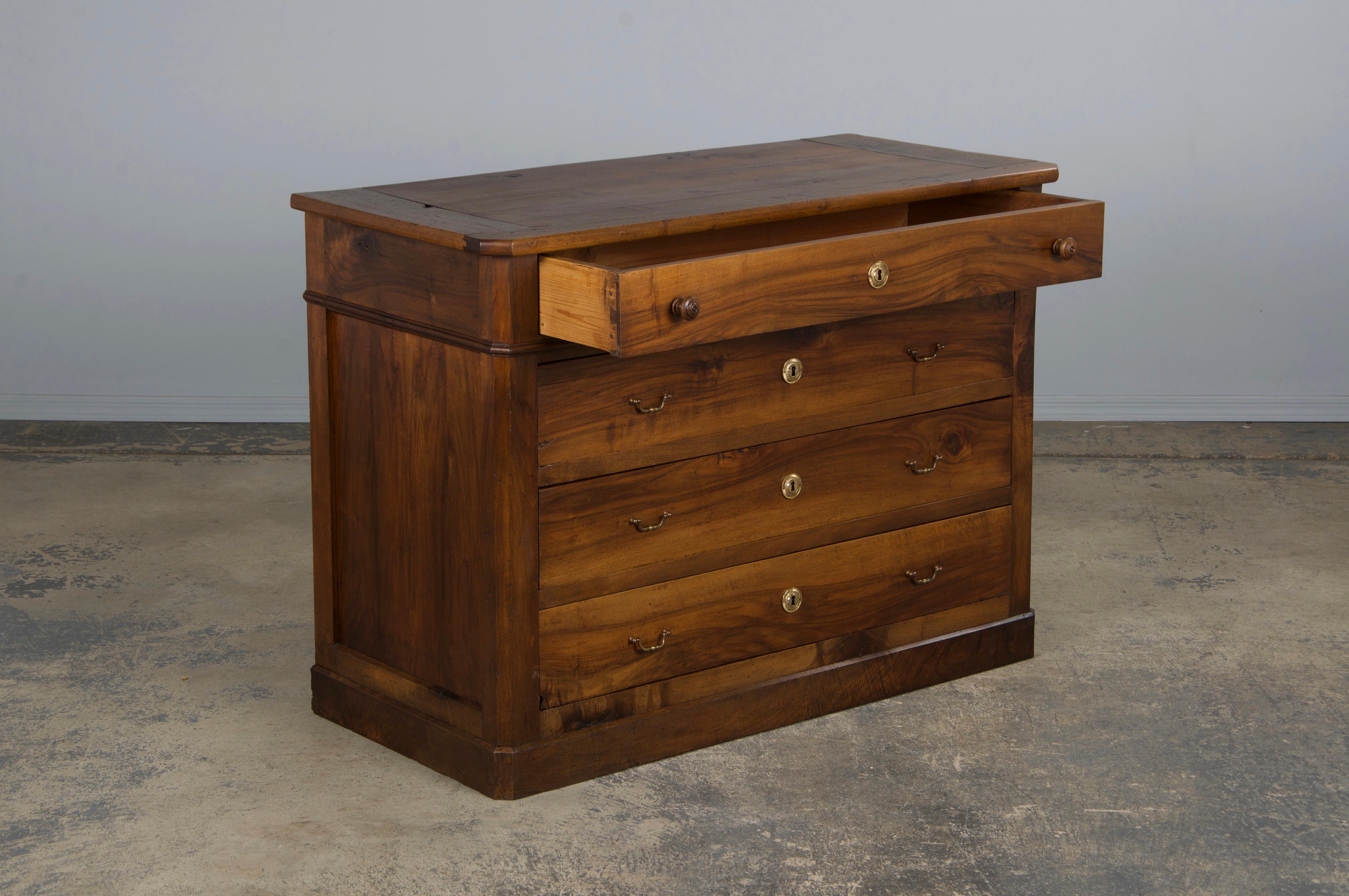 Cassettiera in legno di noce in stile Louis Philippe del XIX secolo in vendita 2