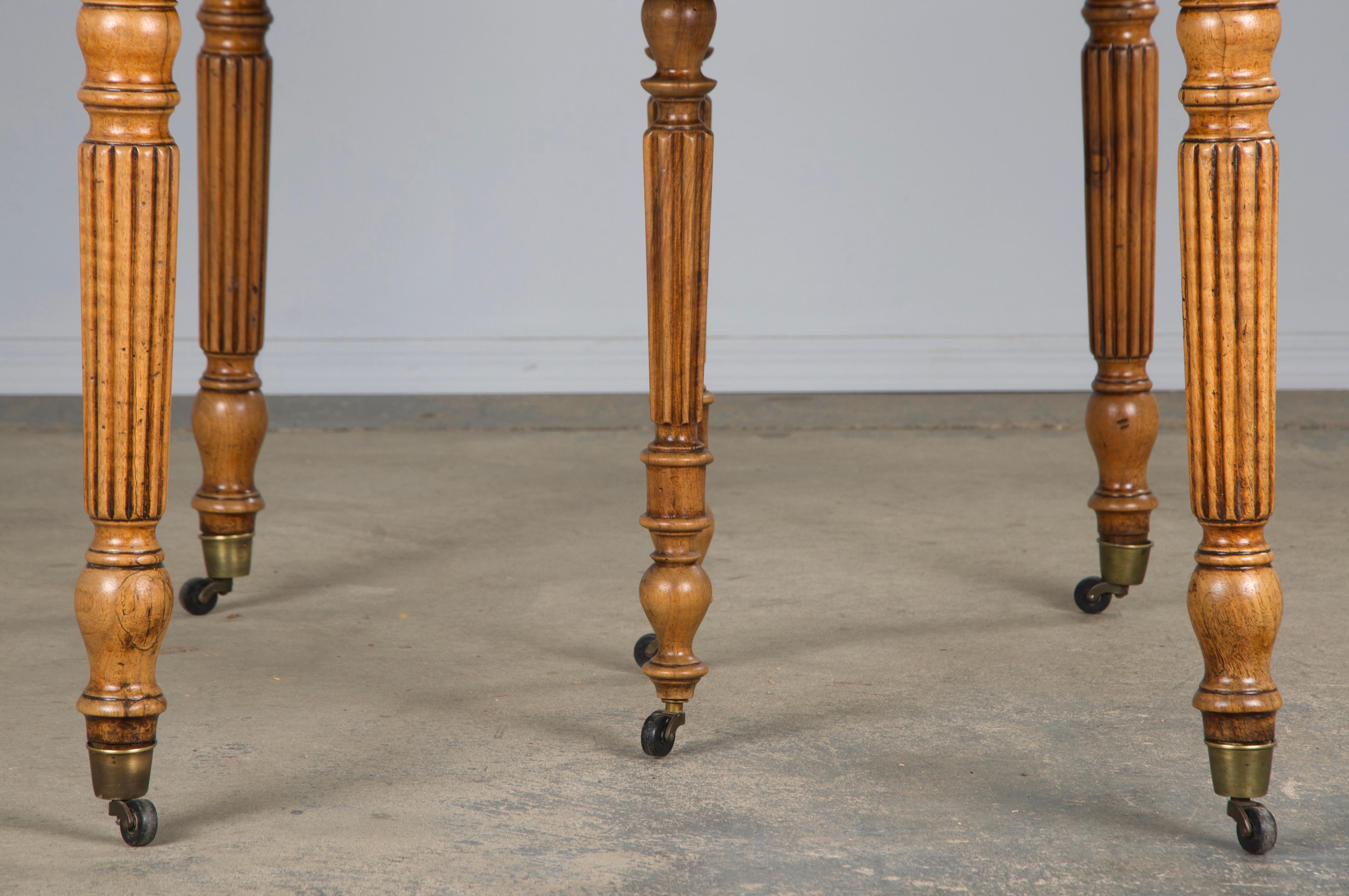 Table à rallonge en noyer de style Louis Philippe du XIXe siècle en vente 3