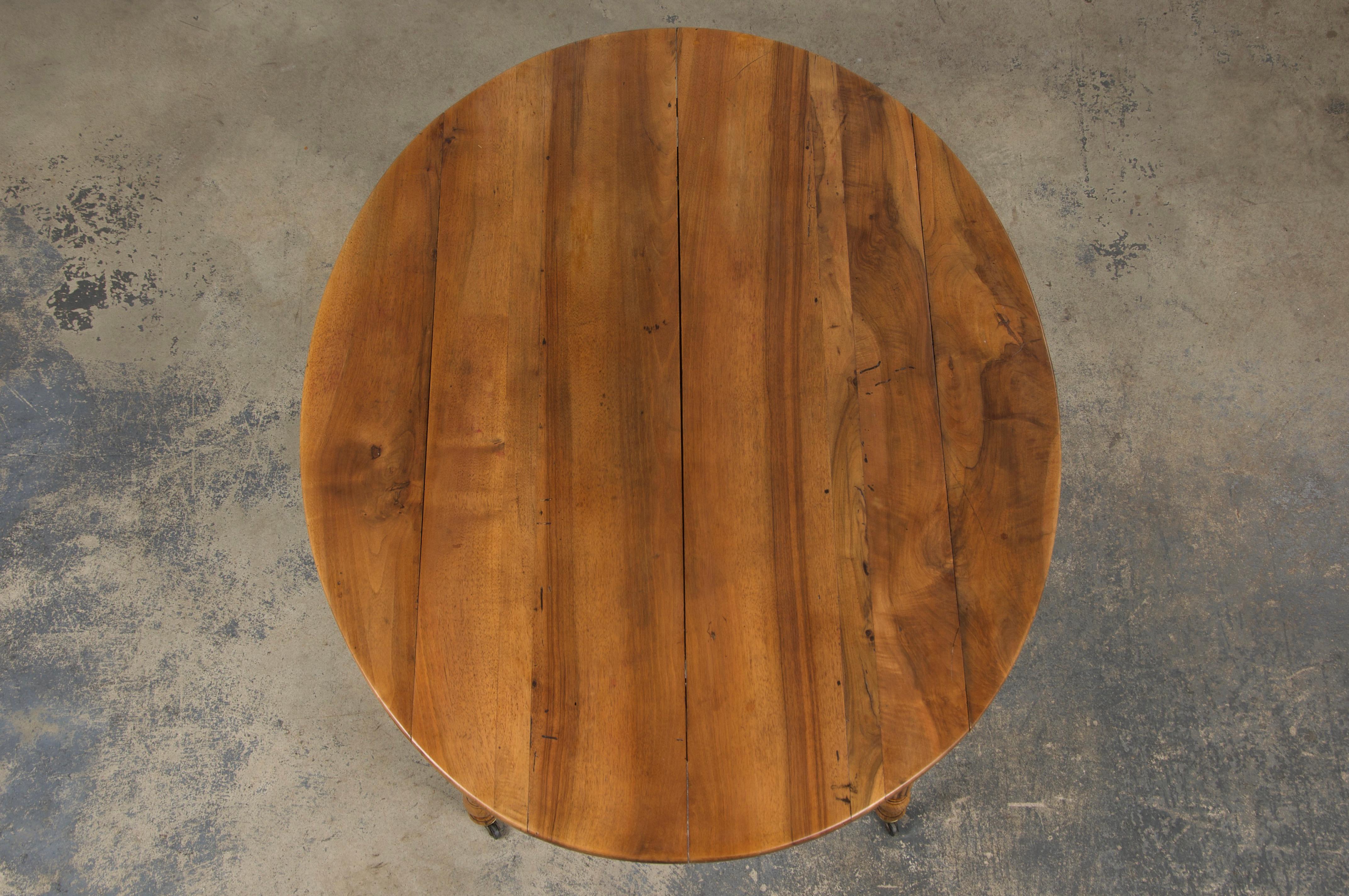 Table à rallonge en noyer de style Louis Philippe du XIXe siècle en vente 4