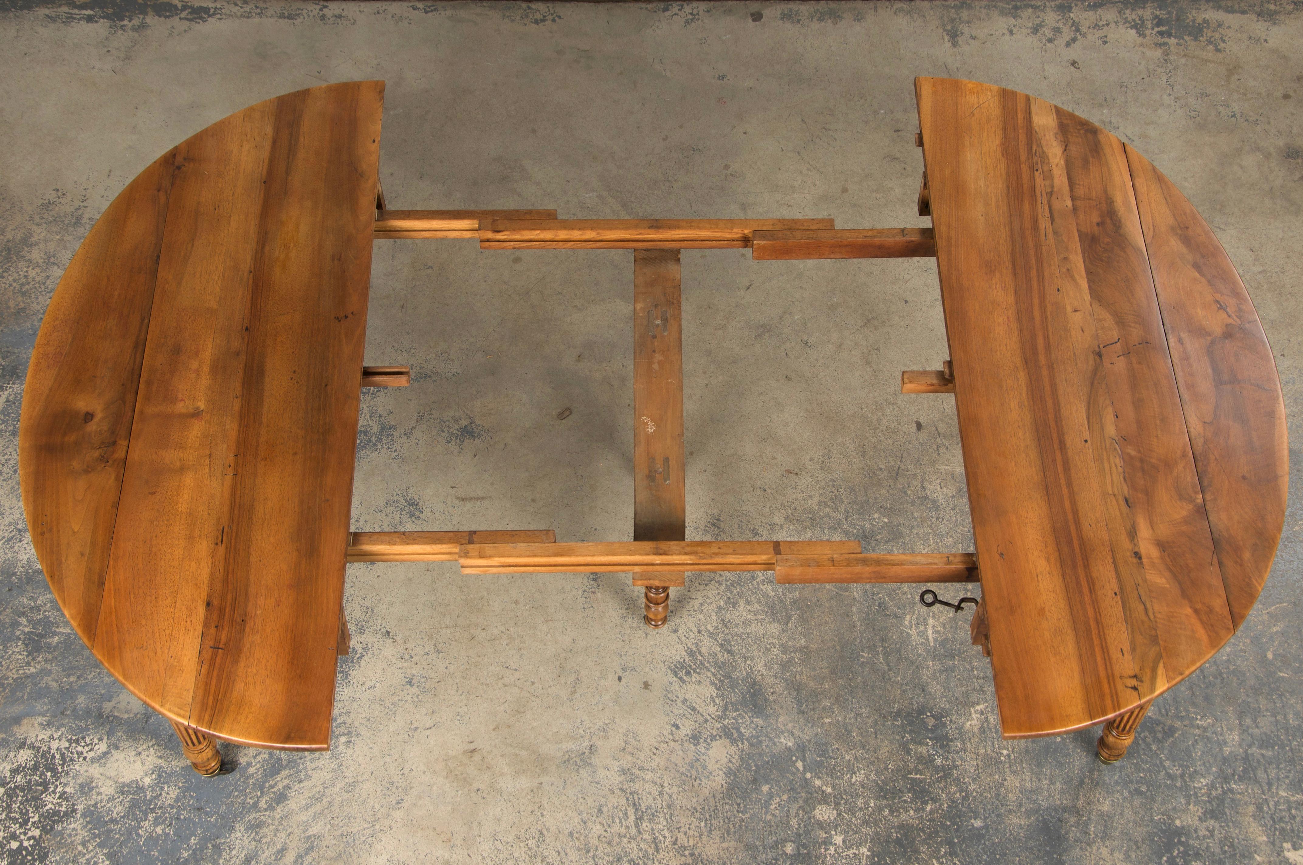 Table à rallonge en noyer de style Louis Philippe du XIXe siècle en vente 5