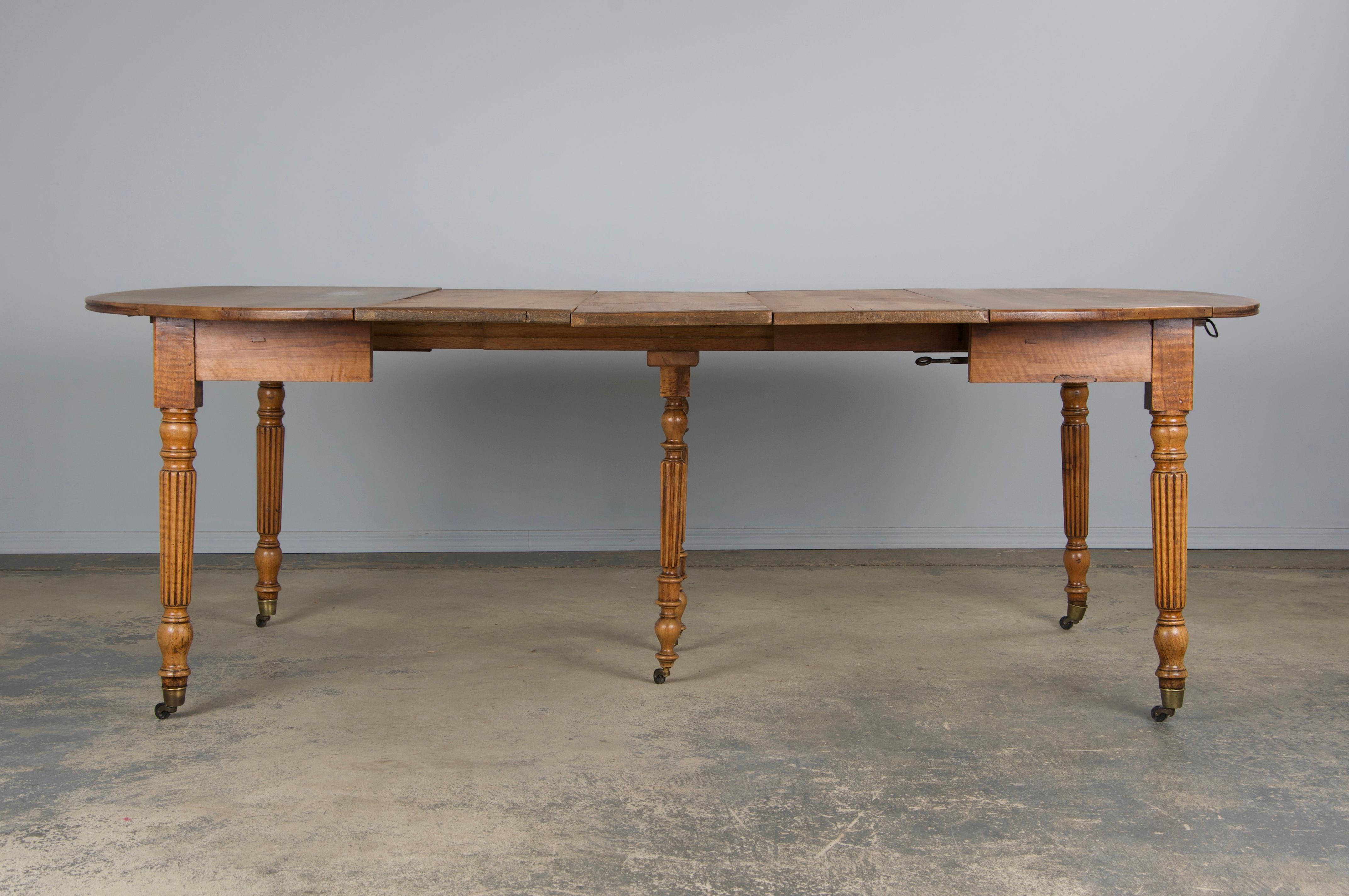 Table à rallonge en noyer de style Louis Philippe du XIXe siècle en vente 6