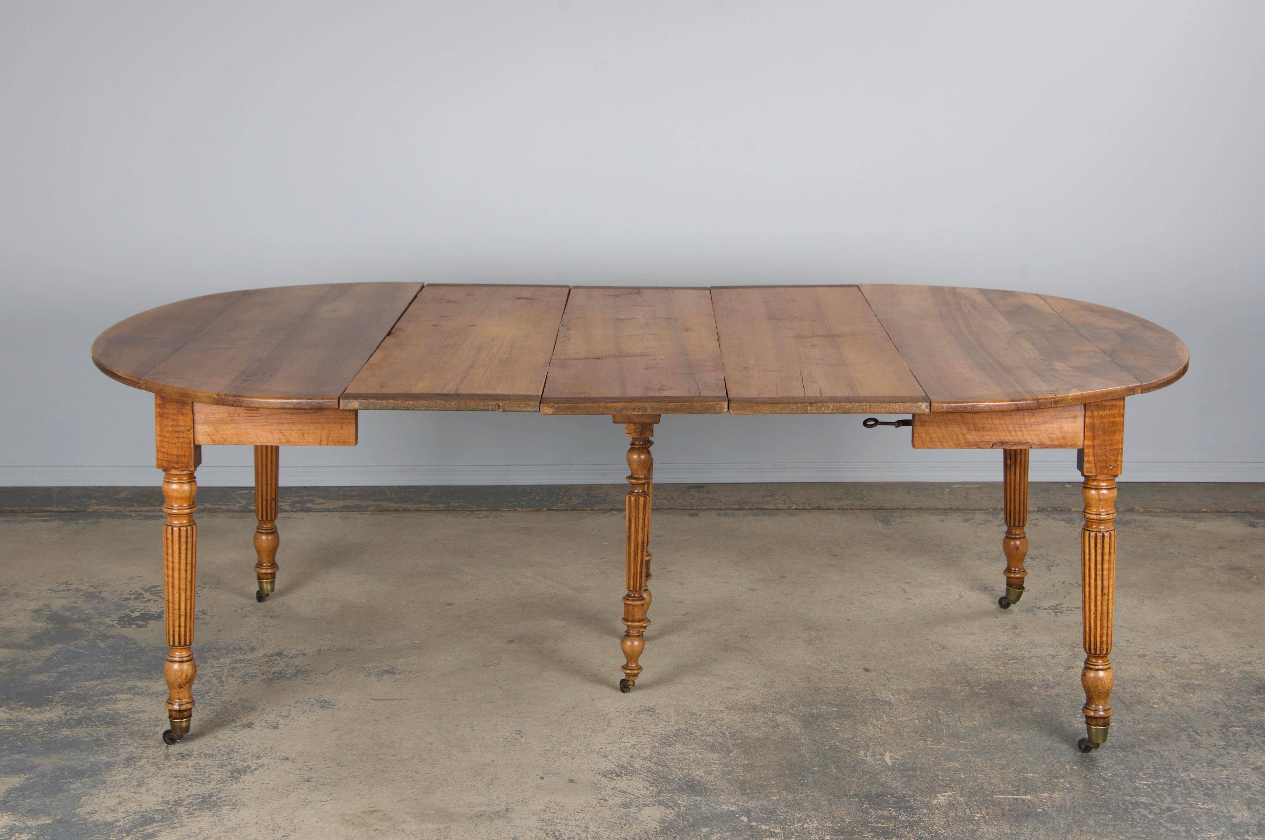 Table à rallonge en noyer de style Louis Philippe du XIXe siècle en vente 7