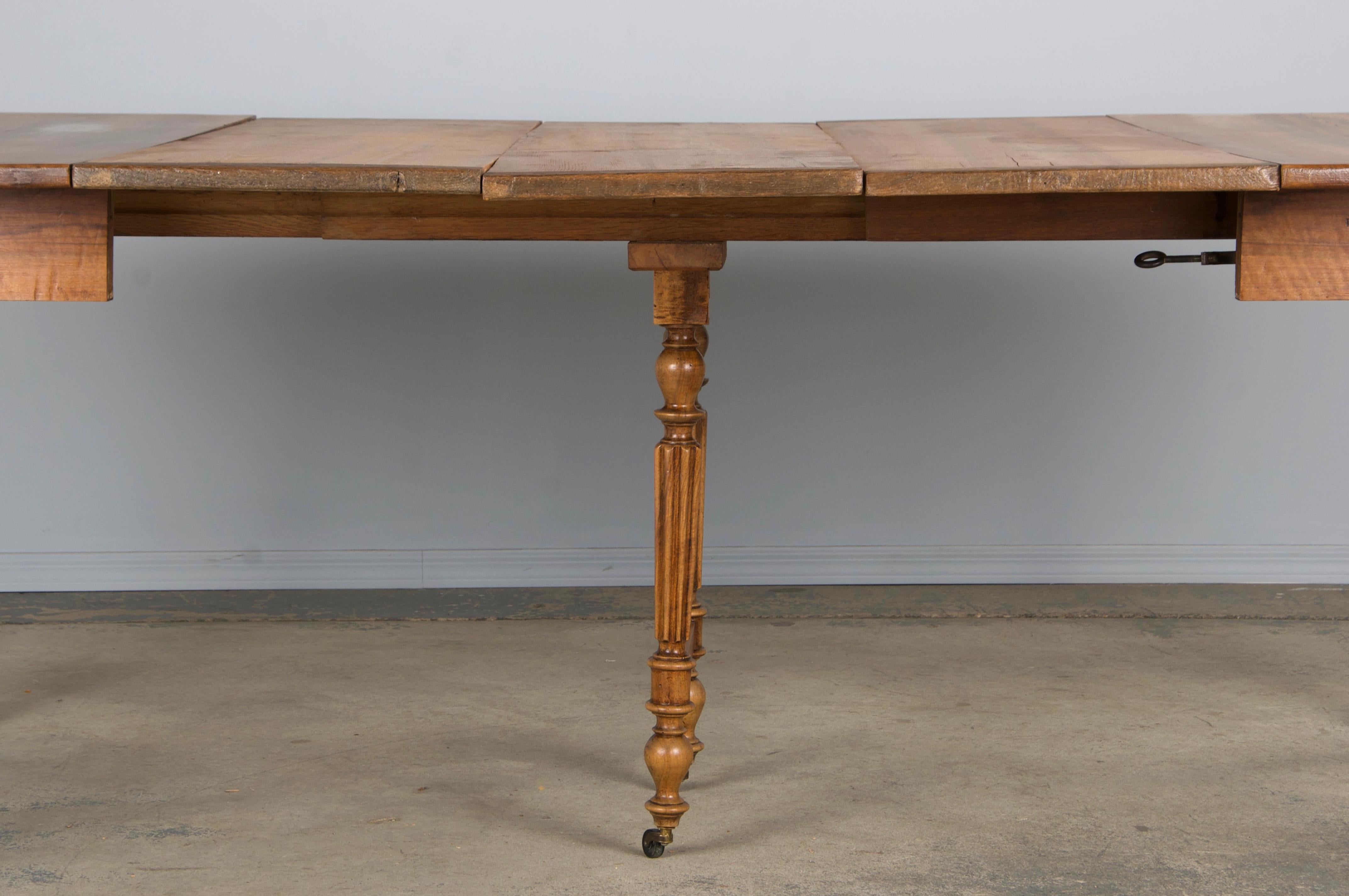 Table à rallonge en noyer de style Louis Philippe du XIXe siècle en vente 8