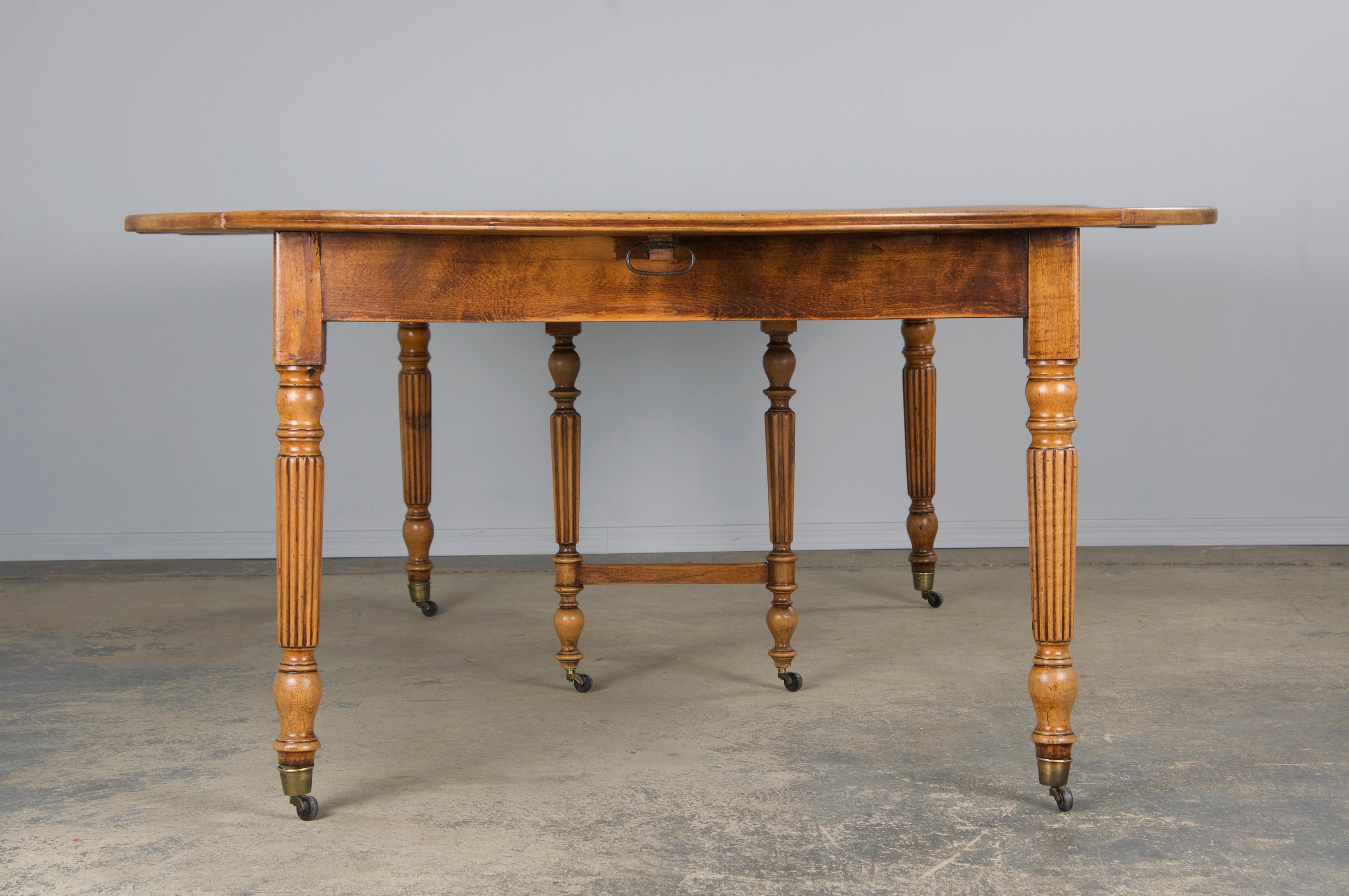 Table à rallonge en noyer de style Louis Philippe du XIXe siècle en vente 12