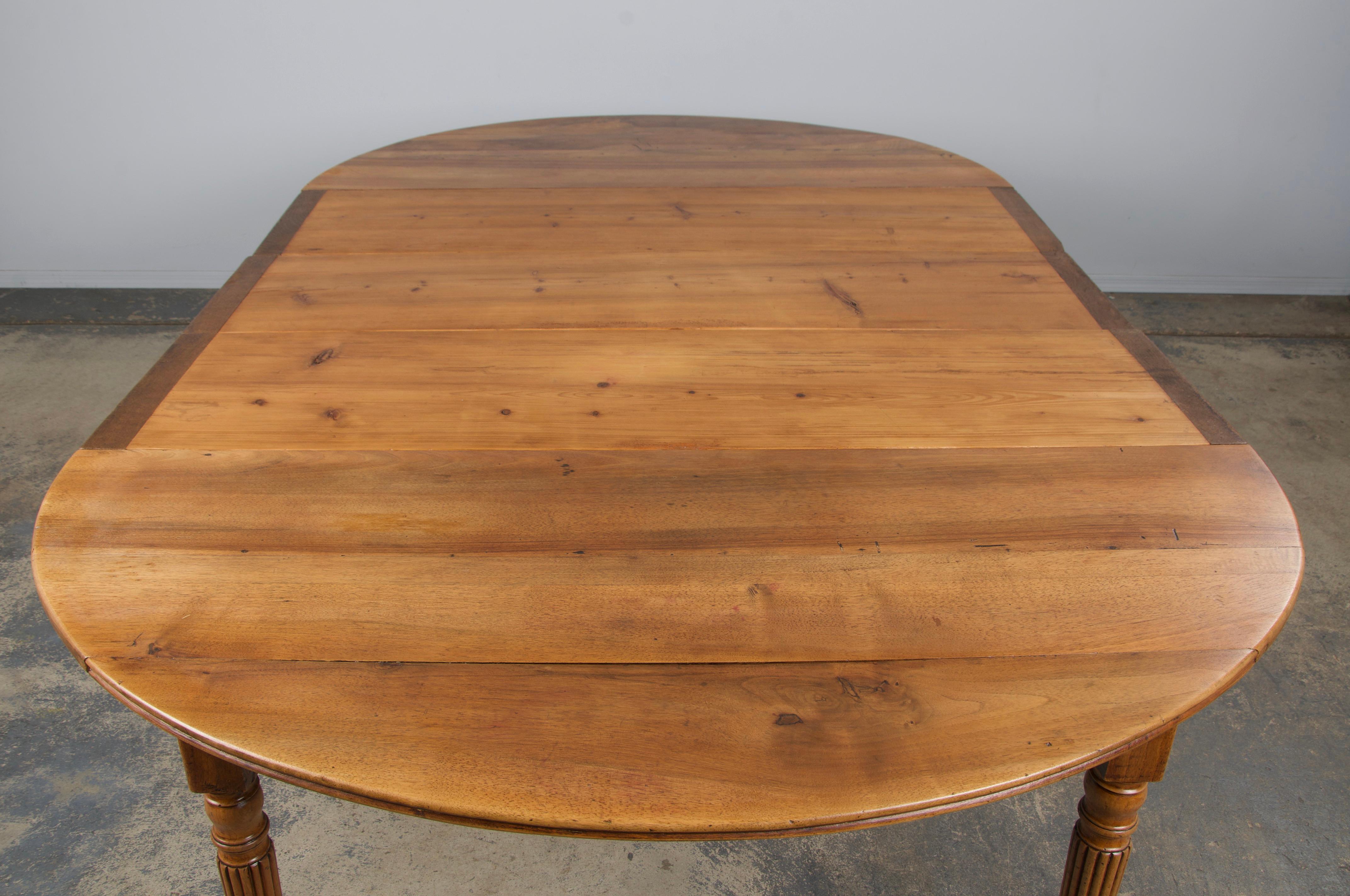 Table à rallonge en noyer de style Louis Philippe du XIXe siècle en vente 13
