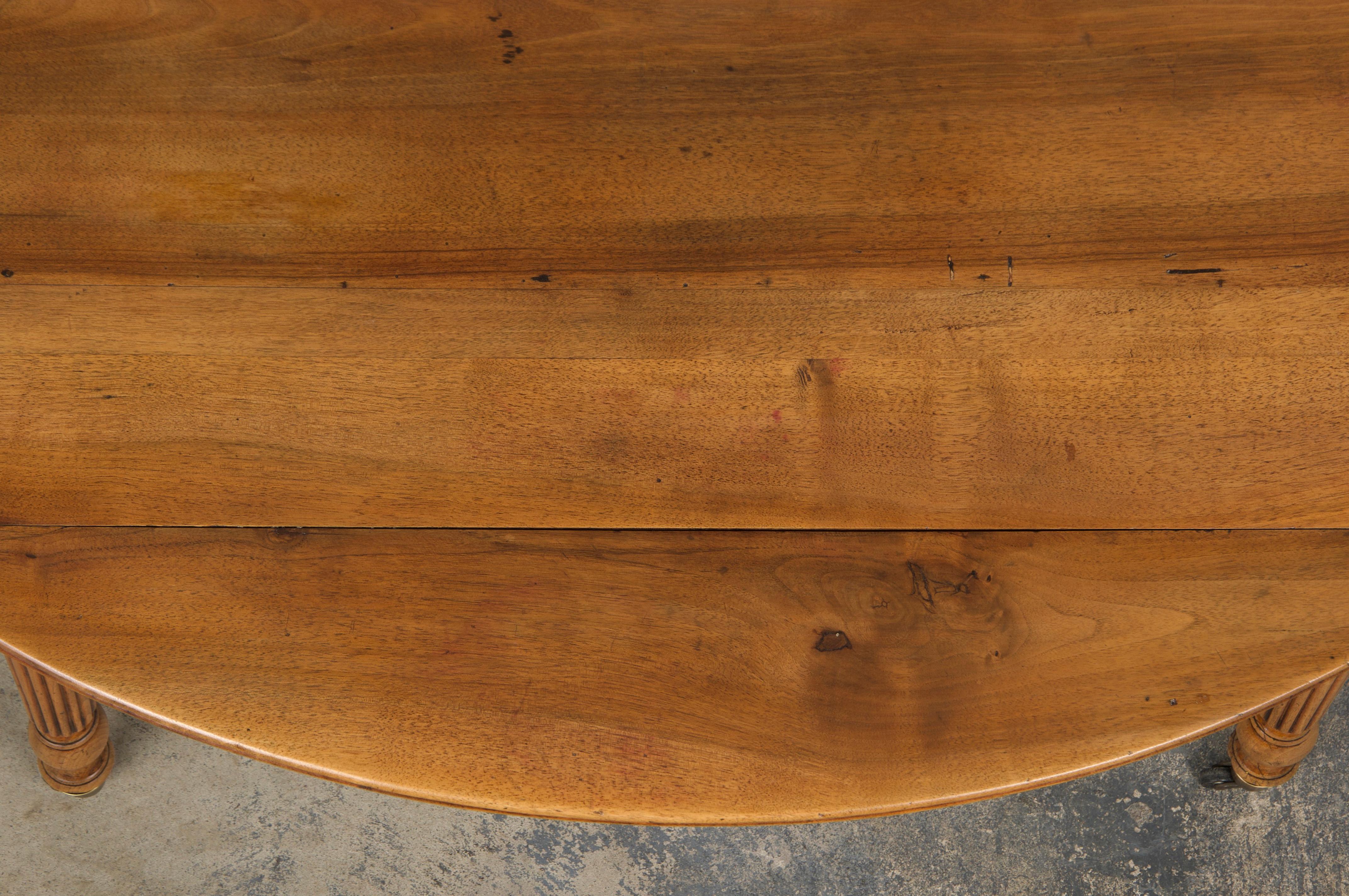 Français Table à rallonge en noyer de style Louis Philippe du XIXe siècle en vente