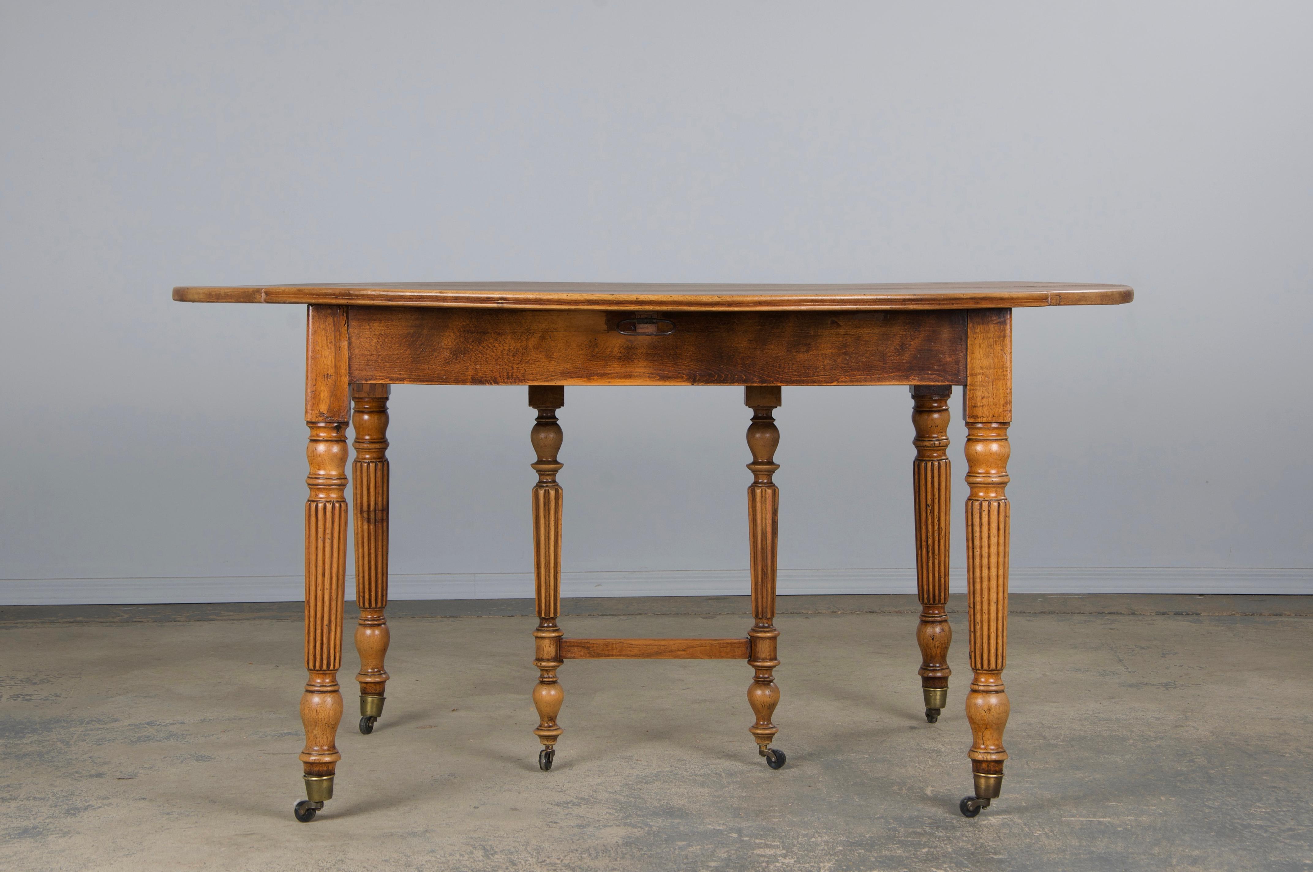 Sculpté à la main Table à rallonge en noyer de style Louis Philippe du XIXe siècle en vente
