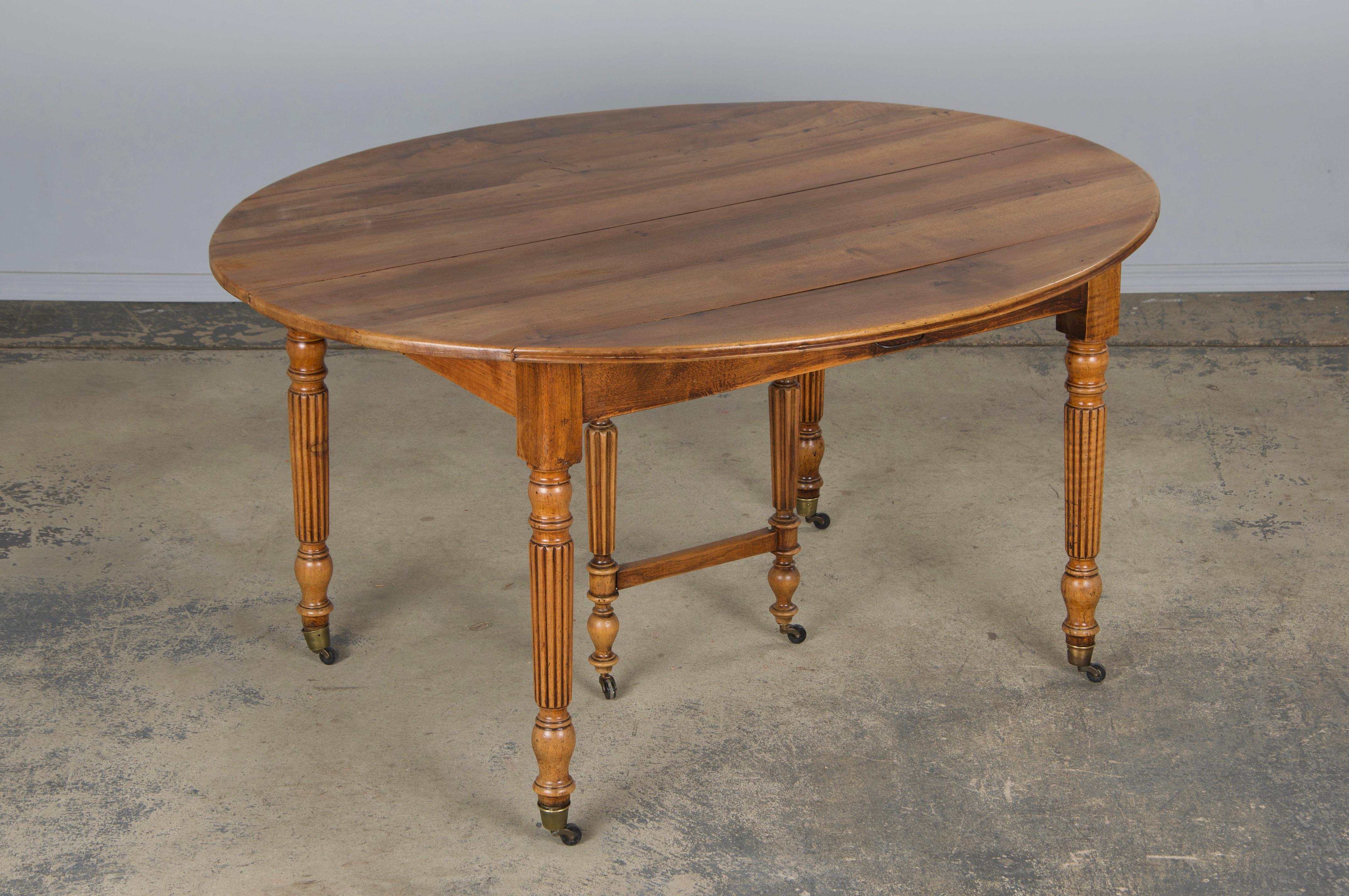 Table à rallonge en noyer de style Louis Philippe du XIXe siècle Bon état - En vente à Astoria, NY