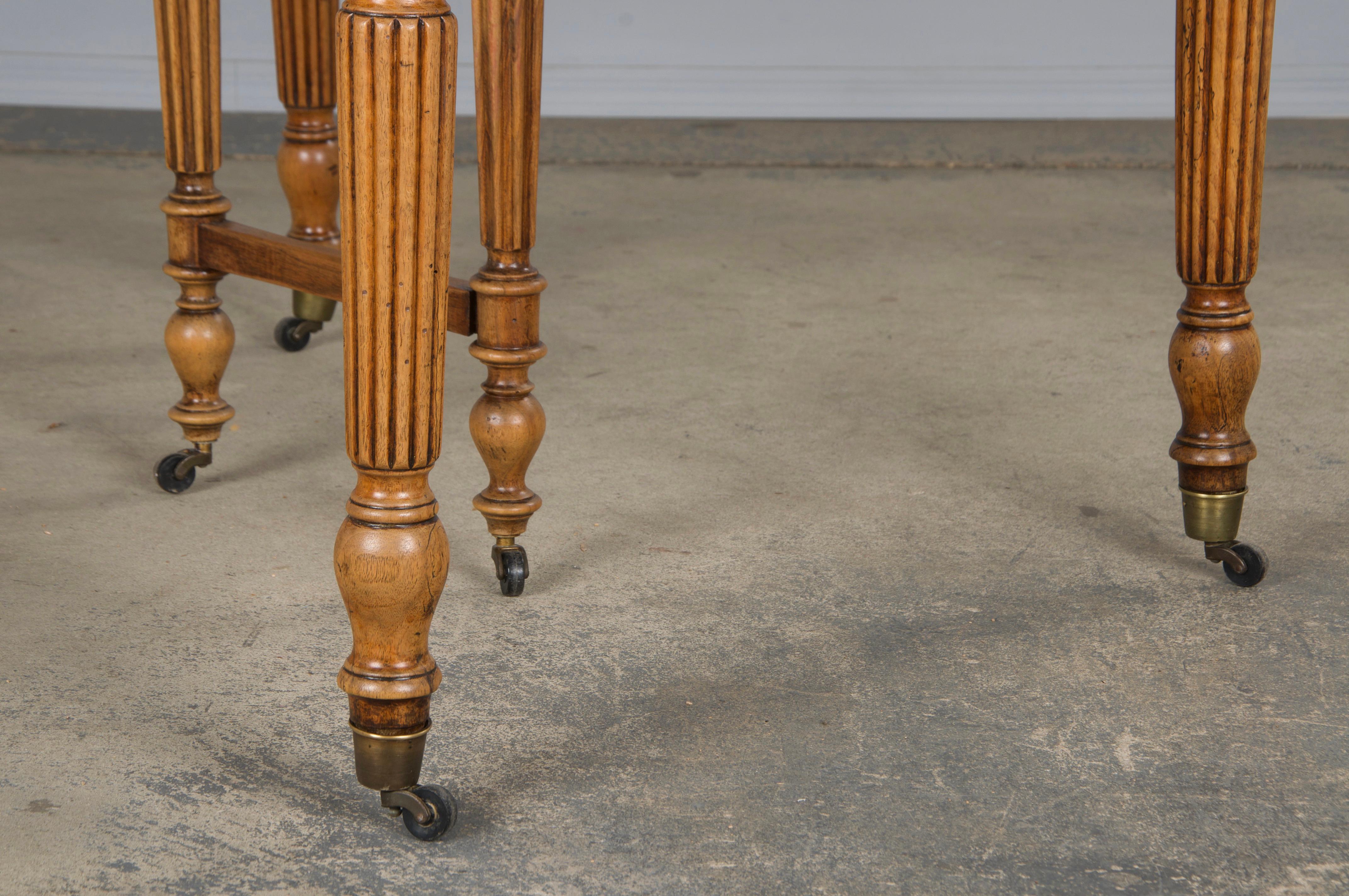 Noyer Table à rallonge en noyer de style Louis Philippe du XIXe siècle en vente