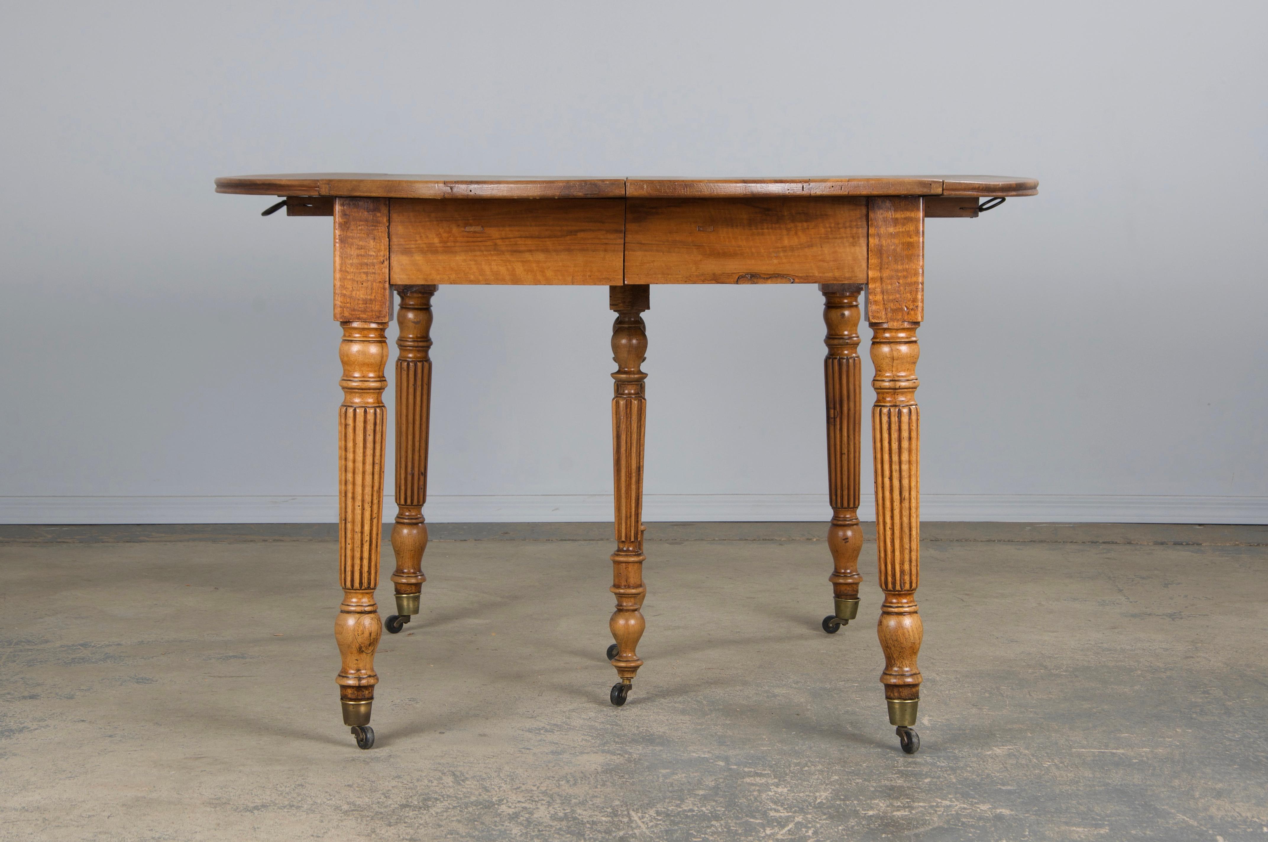 Table à rallonge en noyer de style Louis Philippe du XIXe siècle en vente 1