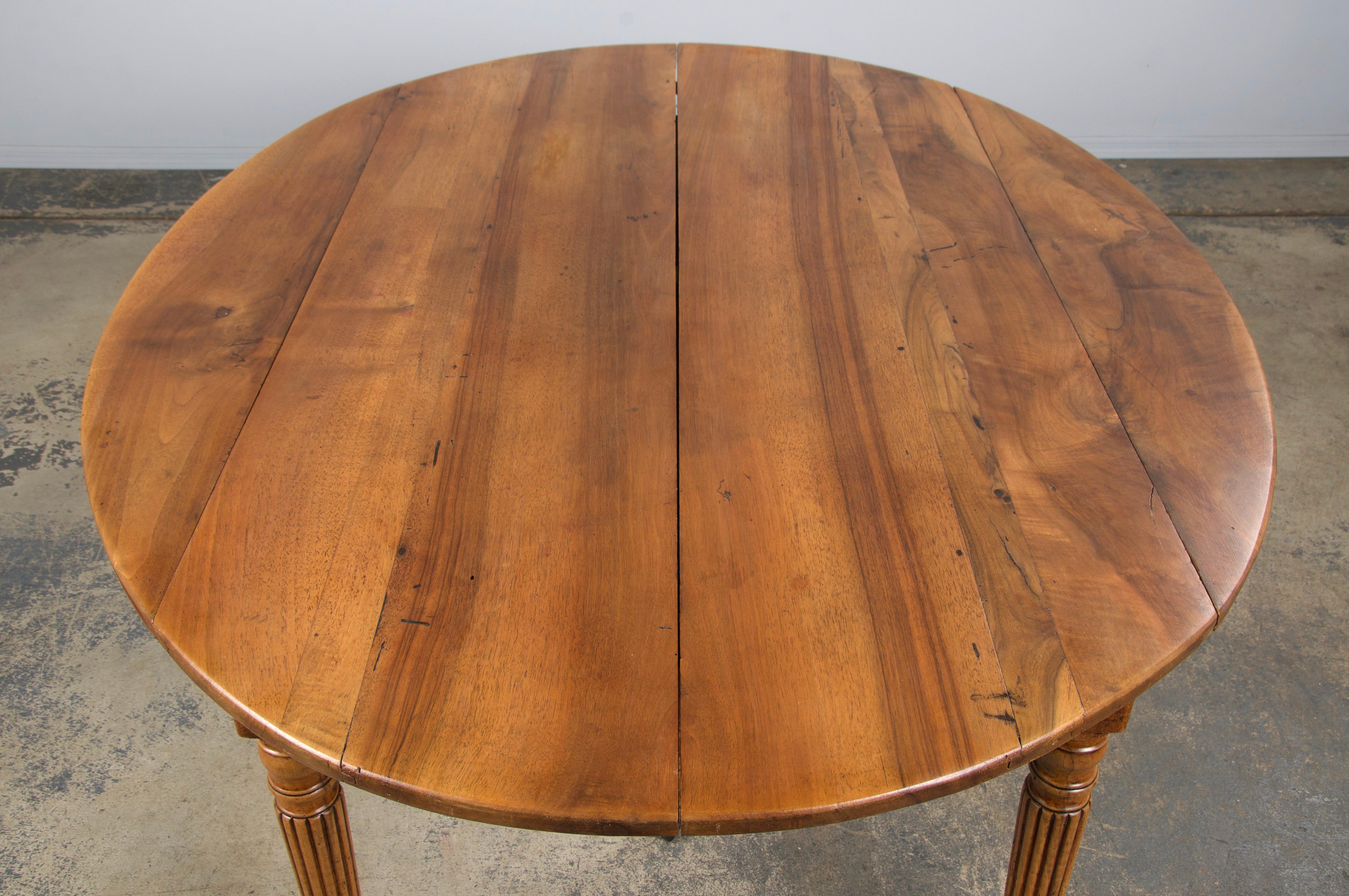 Table à rallonge en noyer de style Louis Philippe du XIXe siècle en vente 2