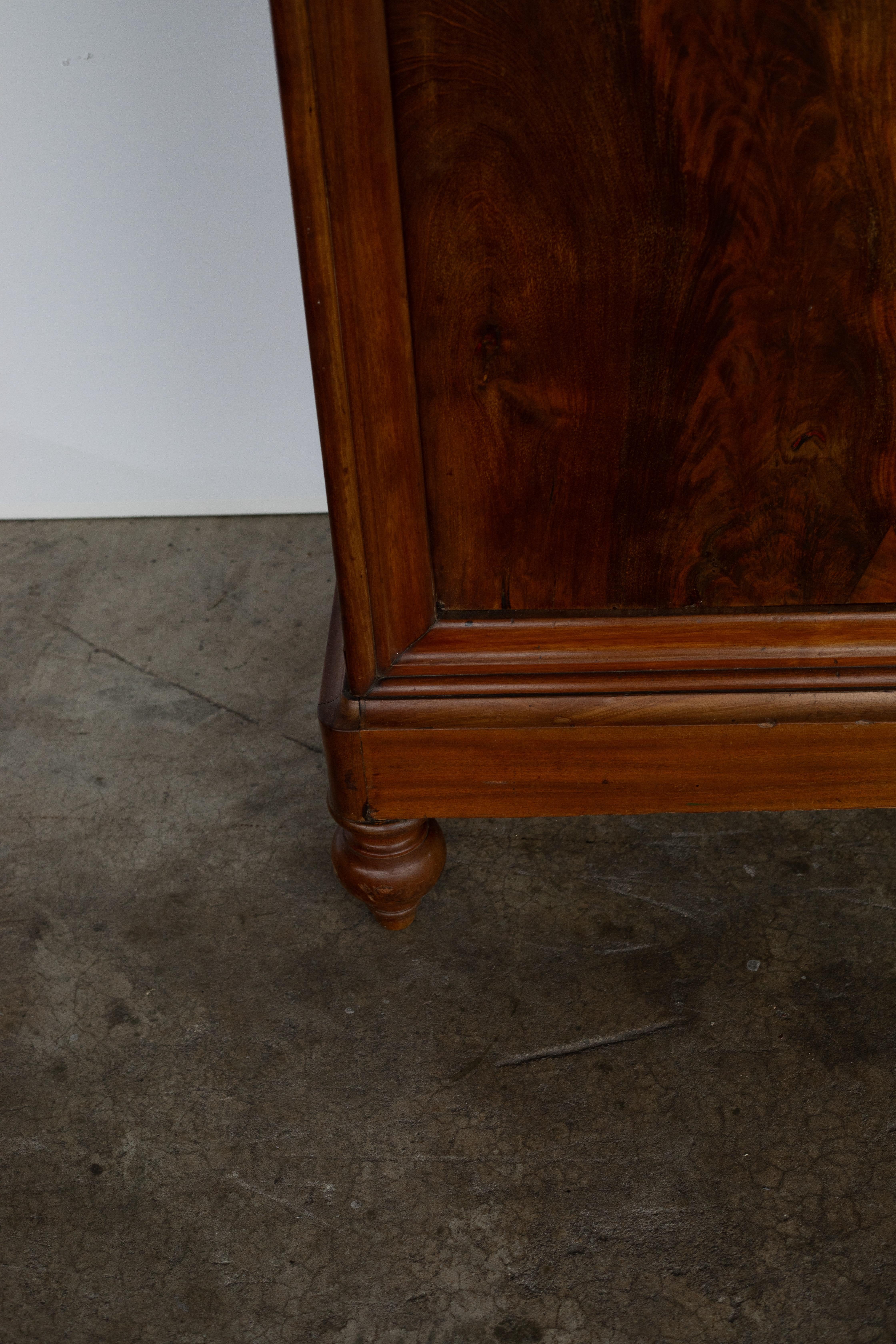 Armadio alto in noce Louis Philippe del XIX secolo con piano in marmo in vendita 6