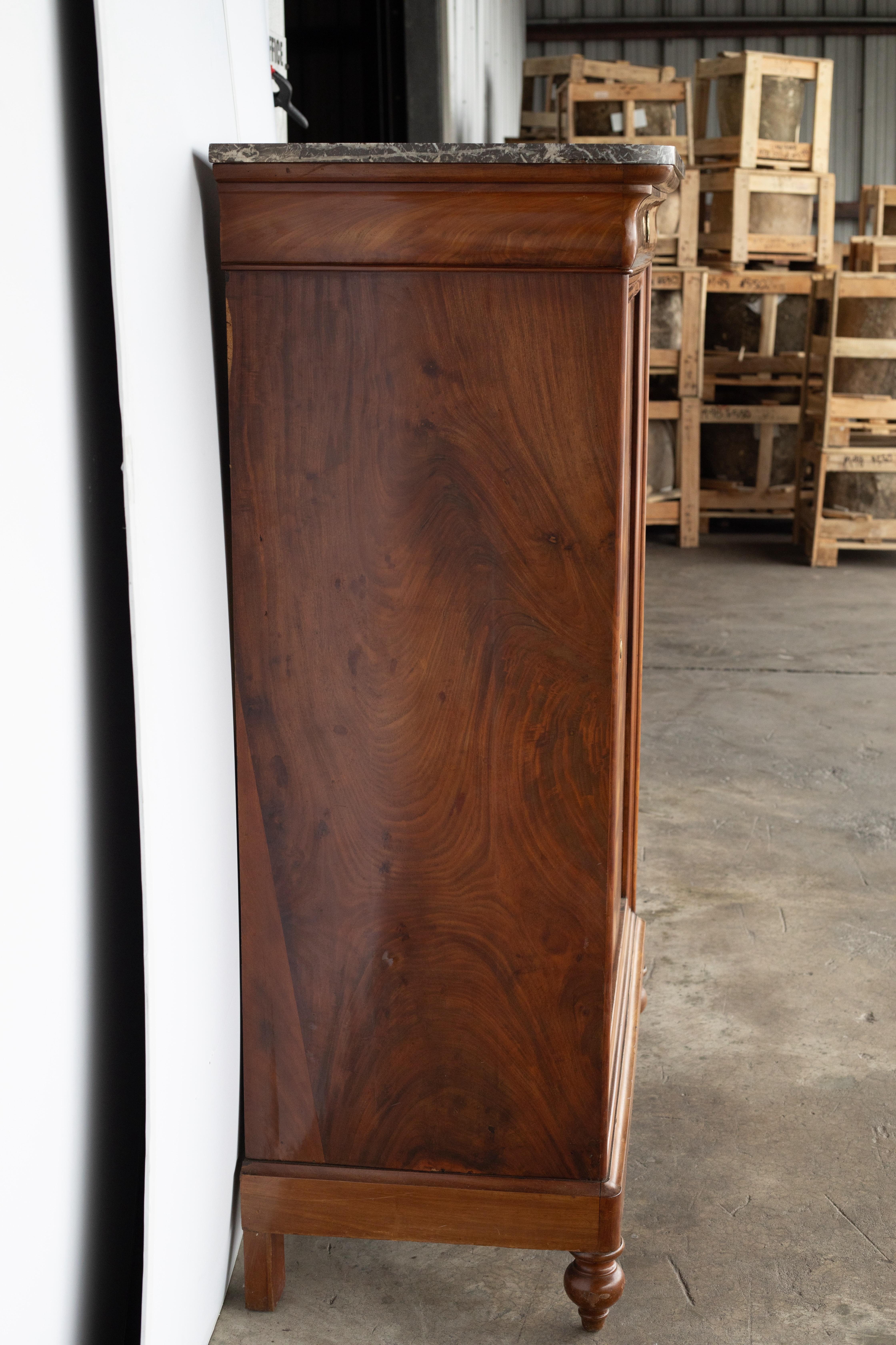 Armadio alto in noce Louis Philippe del XIX secolo con piano in marmo in vendita 7