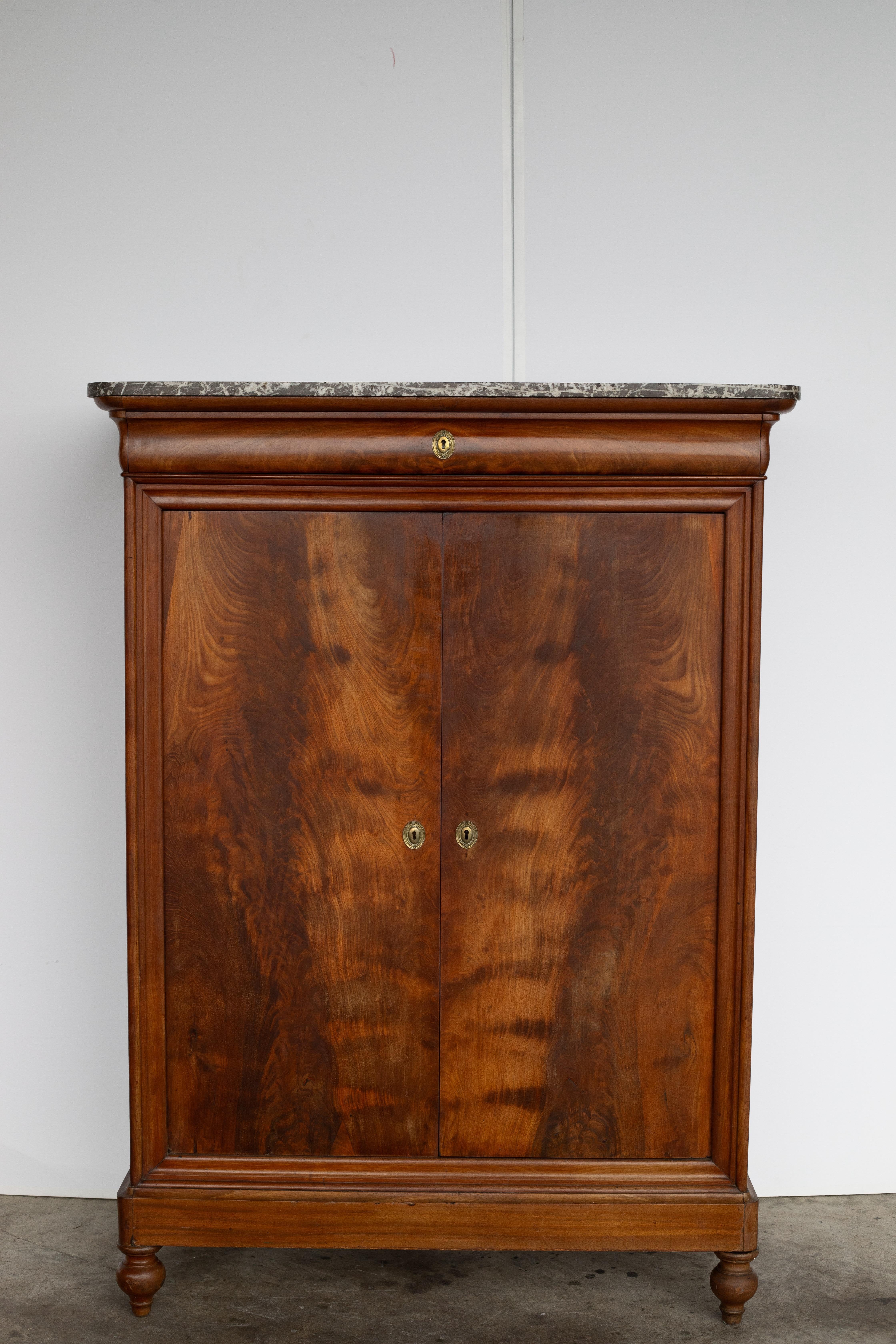 Armadio alto in noce Louis Philippe del XIX secolo con piano in marmo in vendita 8