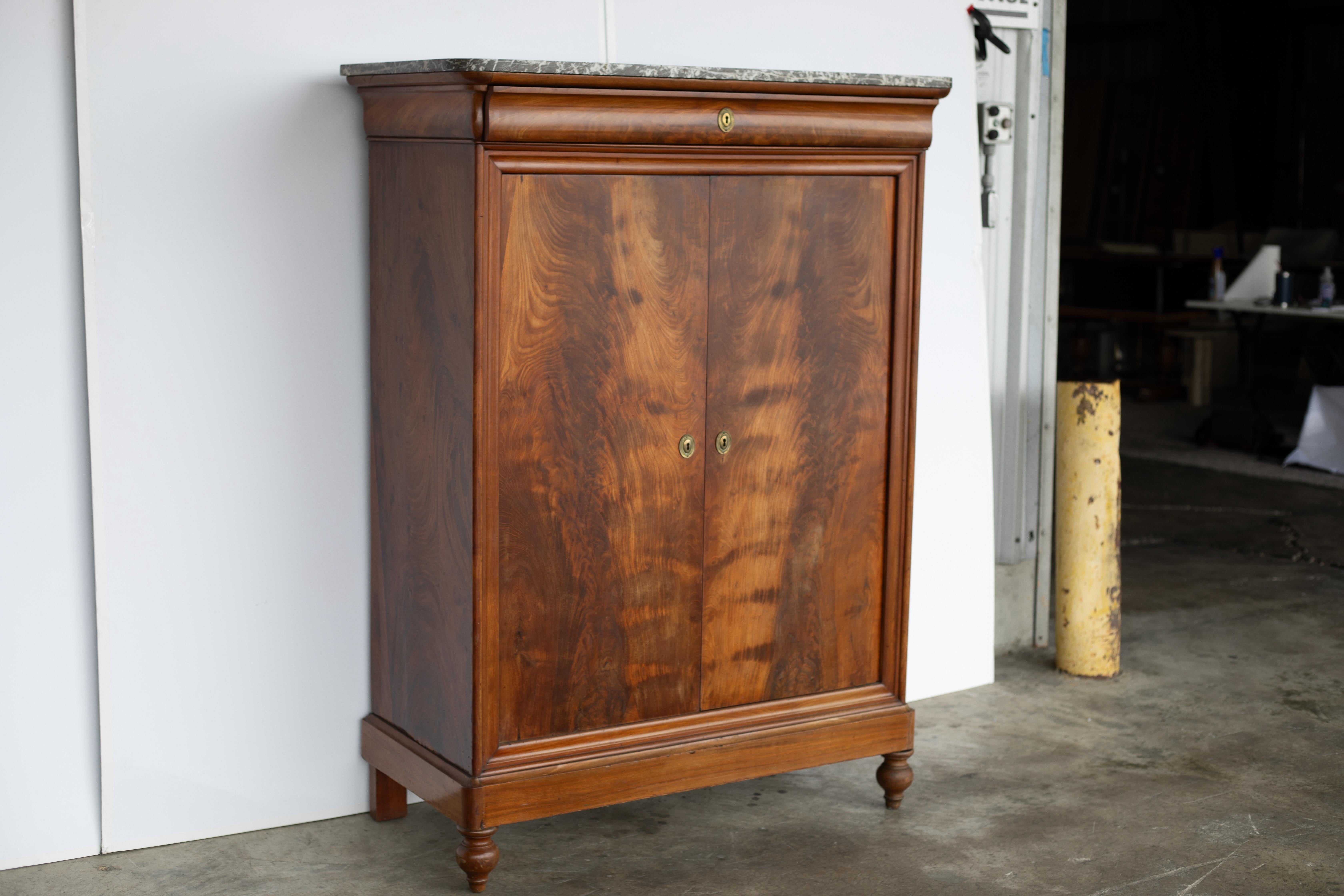 Armadio alto in noce Louis Philippe del XIX secolo con piano in marmo In condizioni buone in vendita a North Charleston, SC