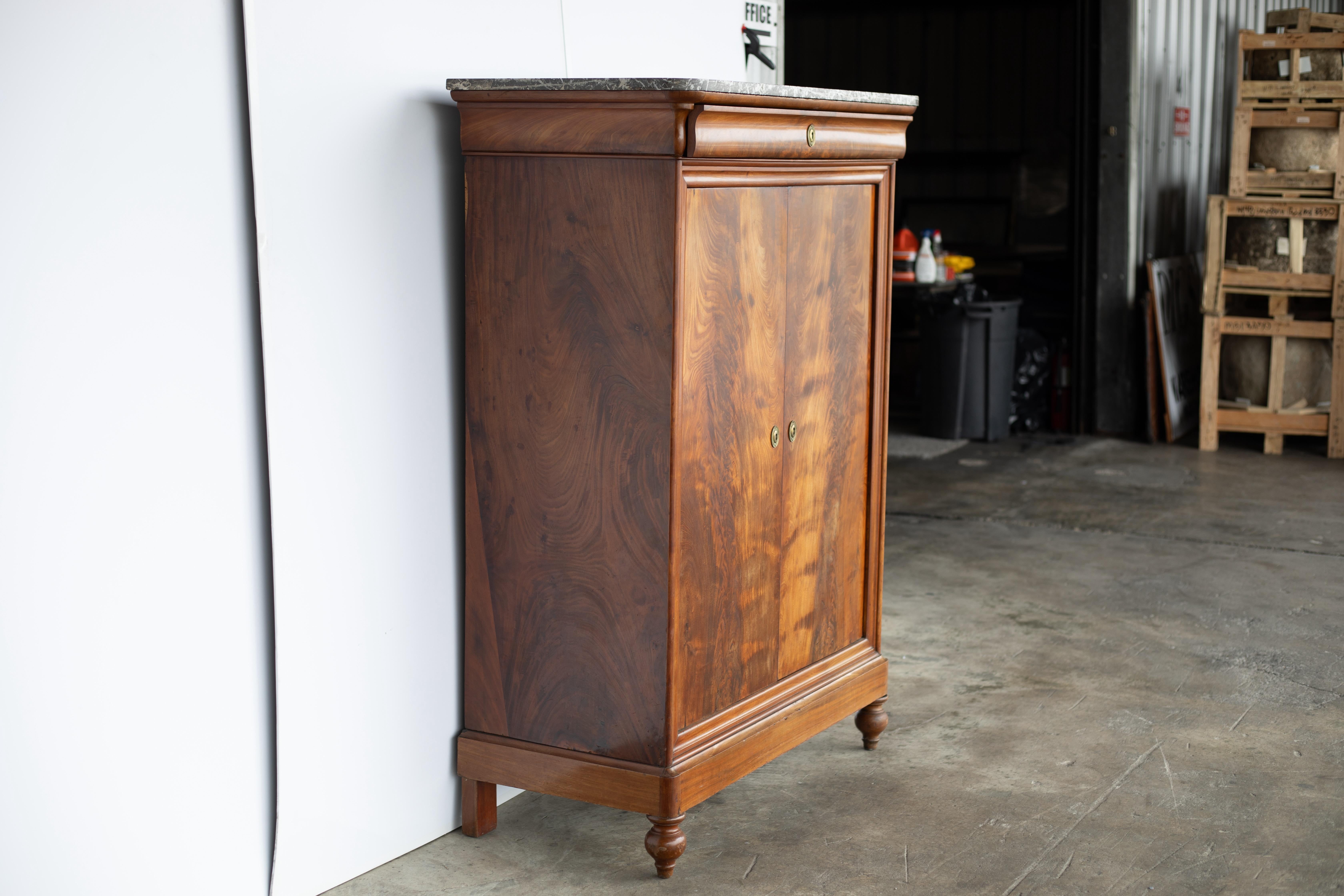 Marmo Armadio alto in noce Louis Philippe del XIX secolo con piano in marmo in vendita