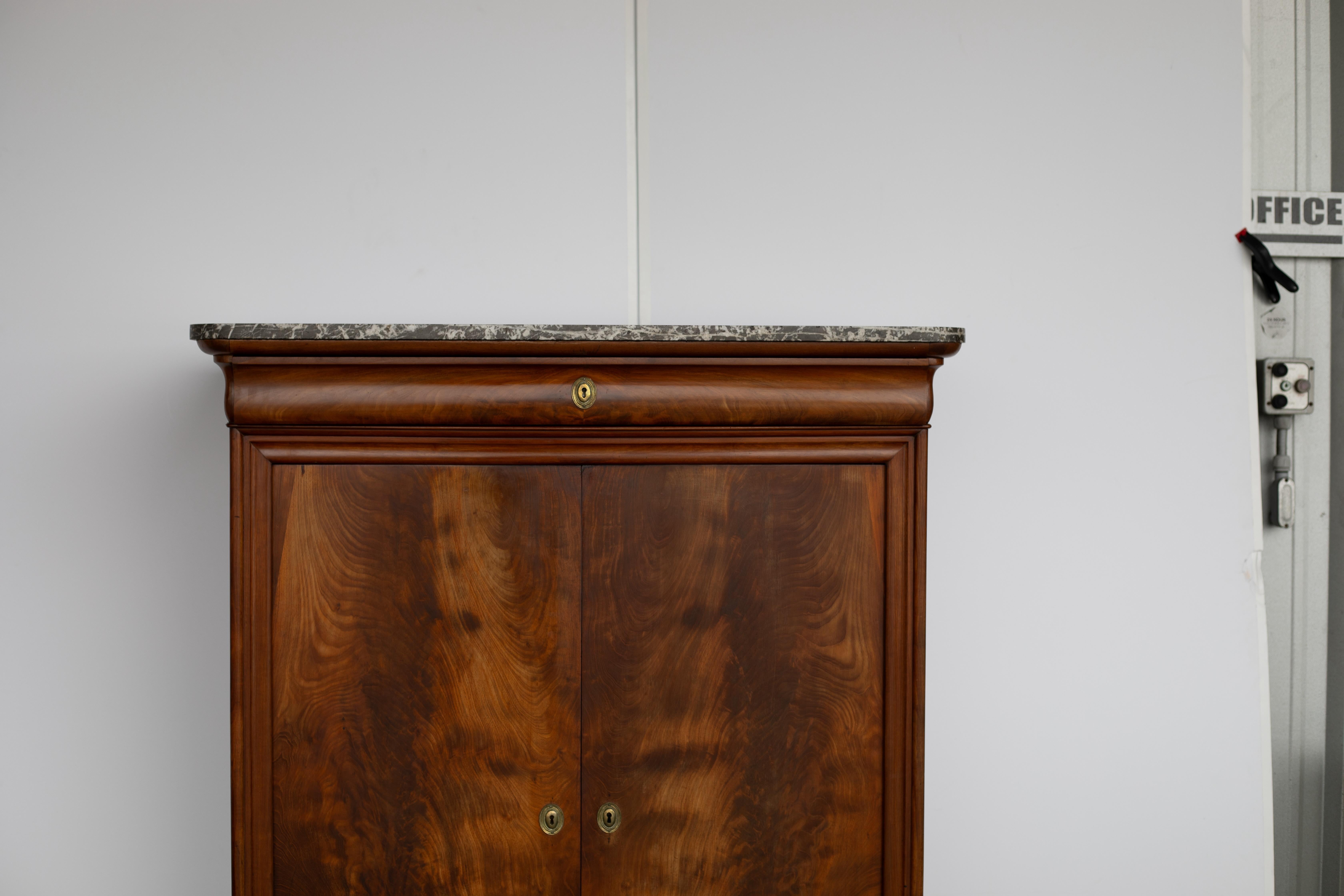 Armadio alto in noce Louis Philippe del XIX secolo con piano in marmo in vendita 1