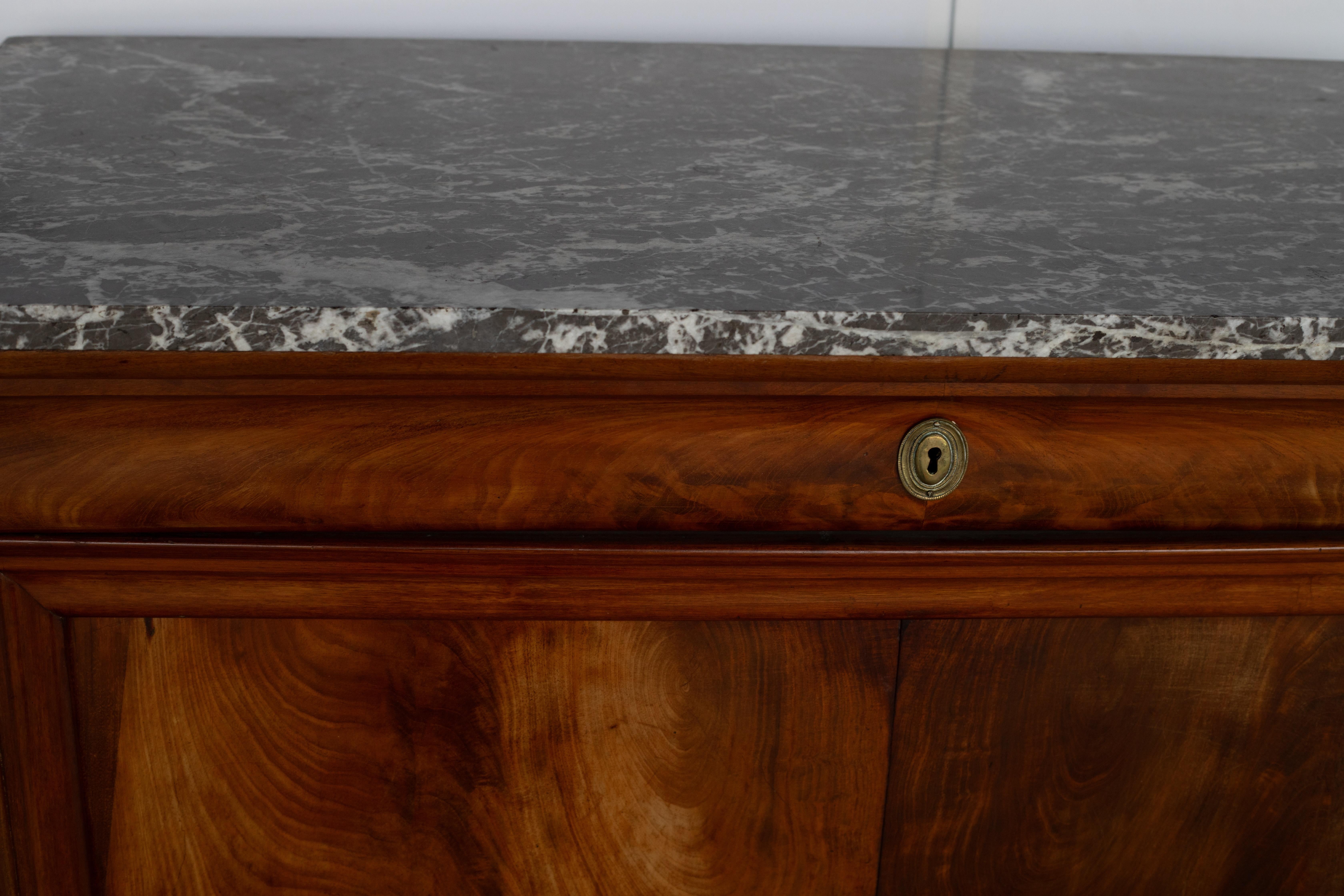 Armadio alto in noce Louis Philippe del XIX secolo con piano in marmo in vendita 2