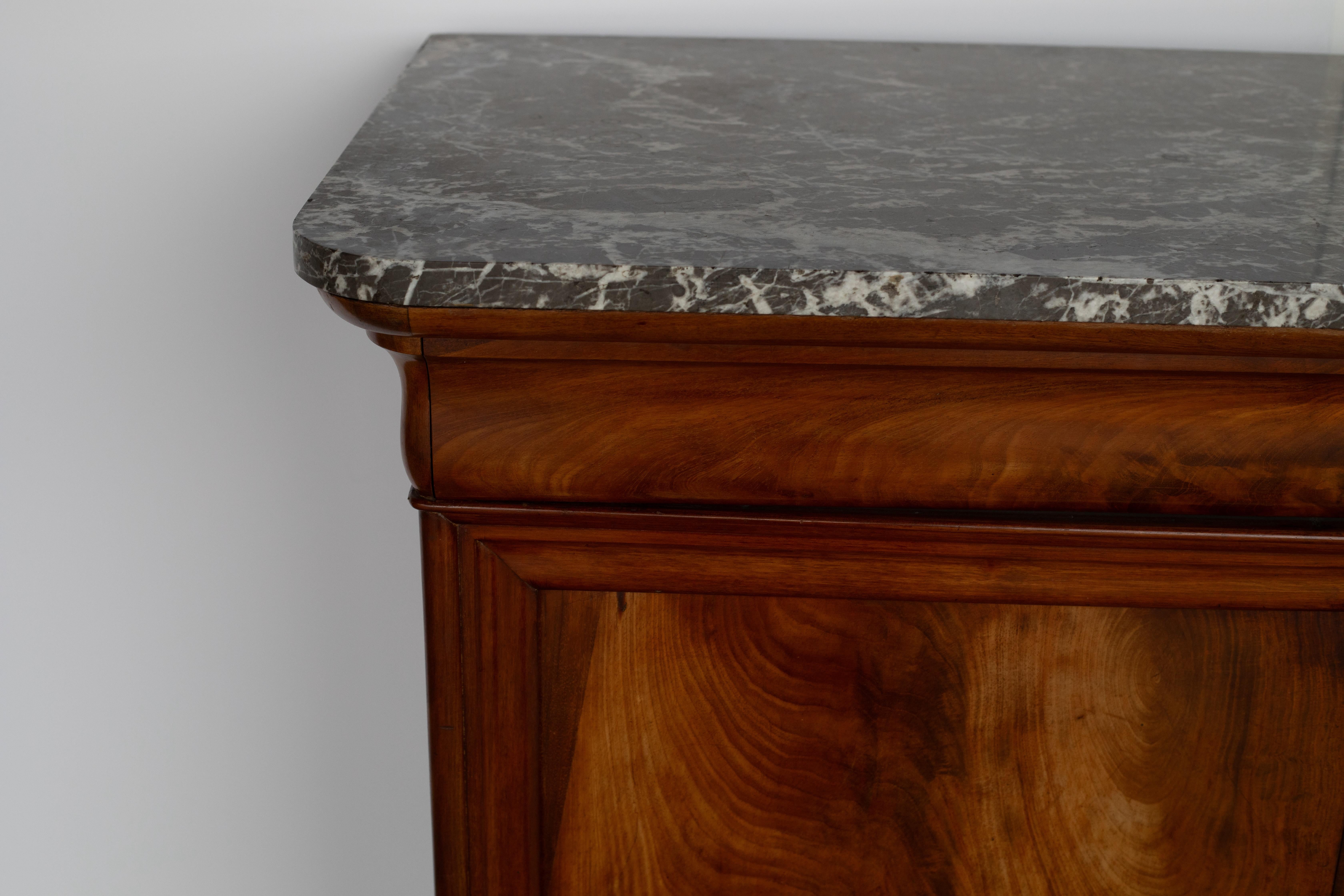 Armadio alto in noce Louis Philippe del XIX secolo con piano in marmo in vendita 3