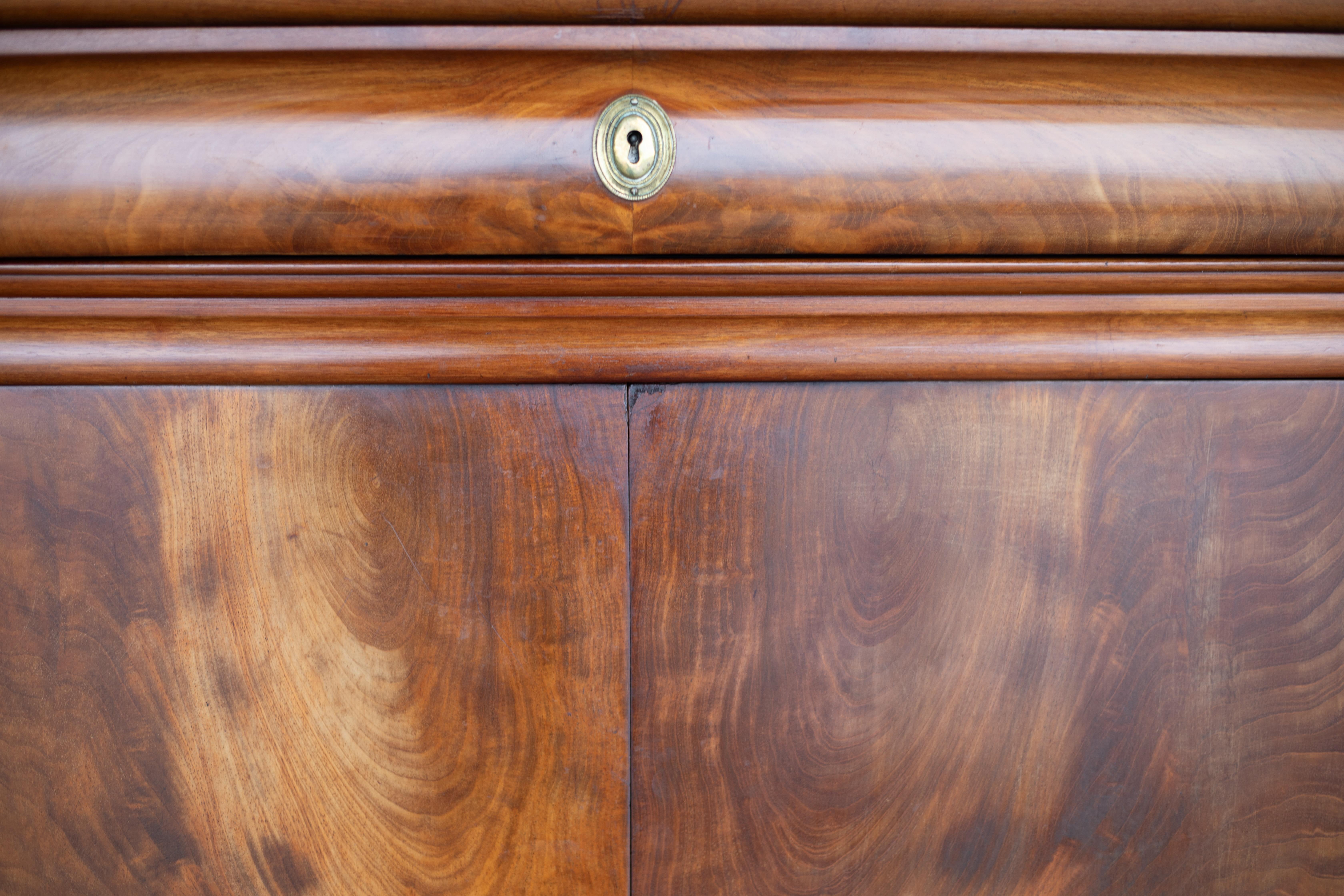 Armadio alto in noce Louis Philippe del XIX secolo con piano in marmo in vendita 4