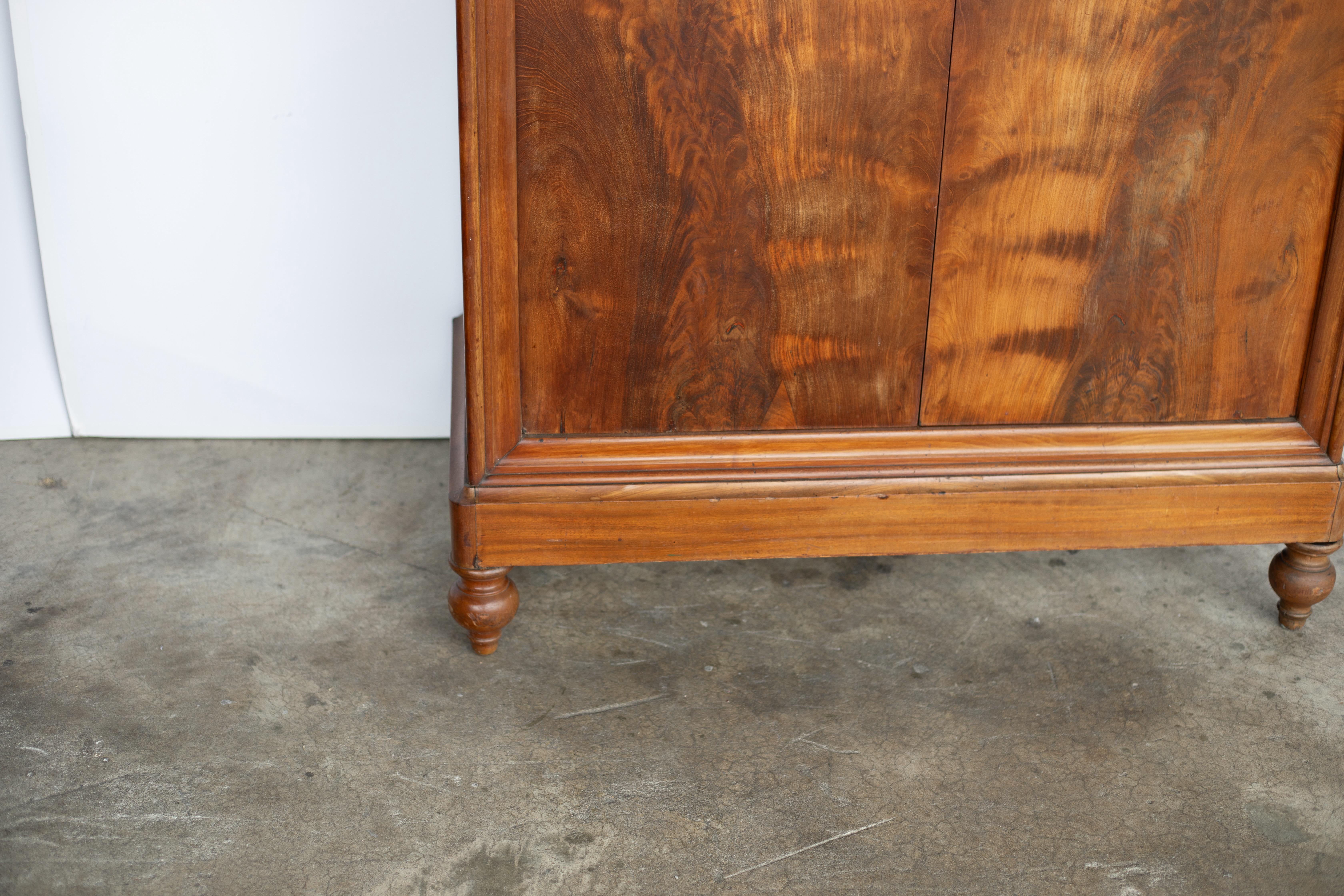 Armadio alto in noce Louis Philippe del XIX secolo con piano in marmo in vendita 5