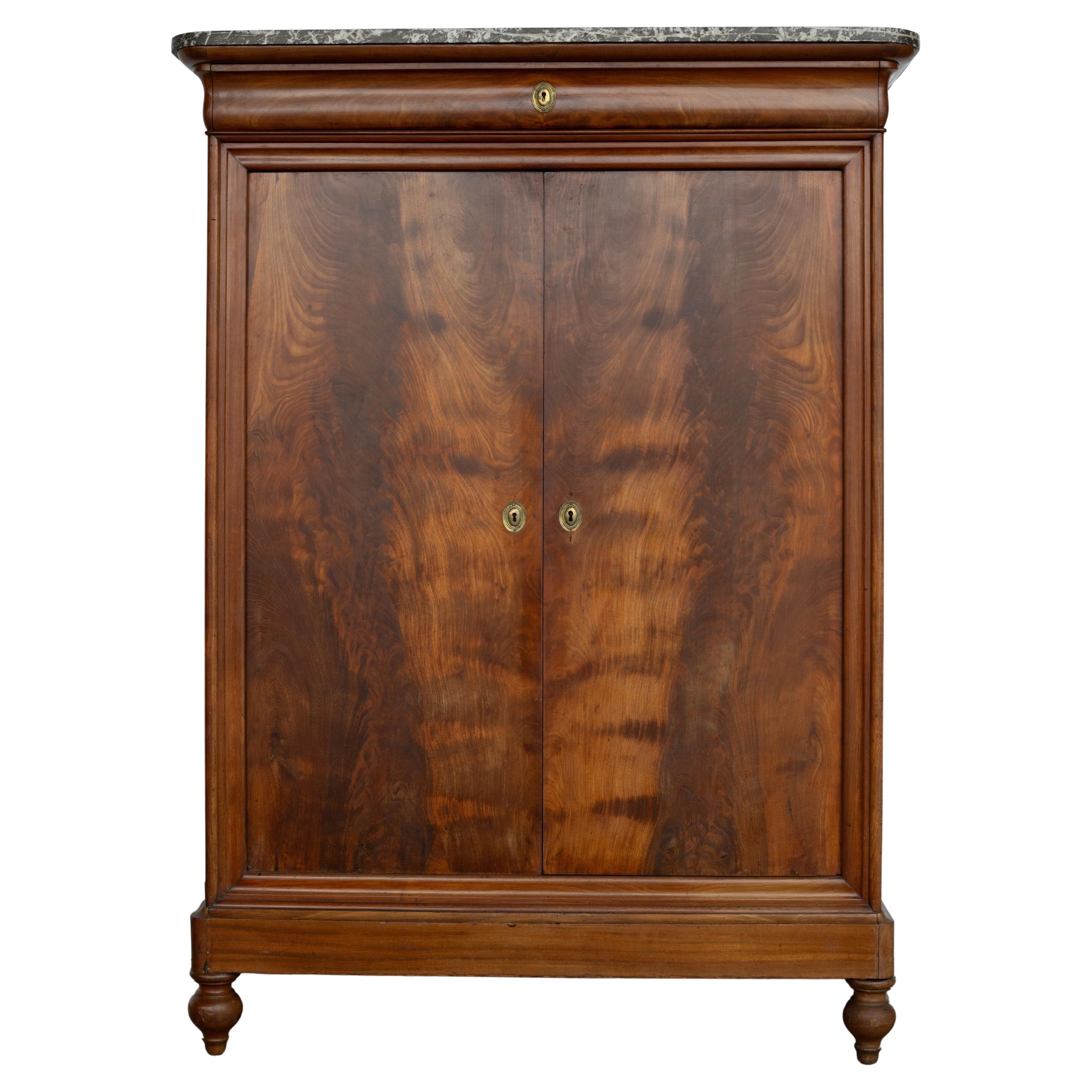 Armadio alto in noce Louis Philippe del XIX secolo con piano in marmo