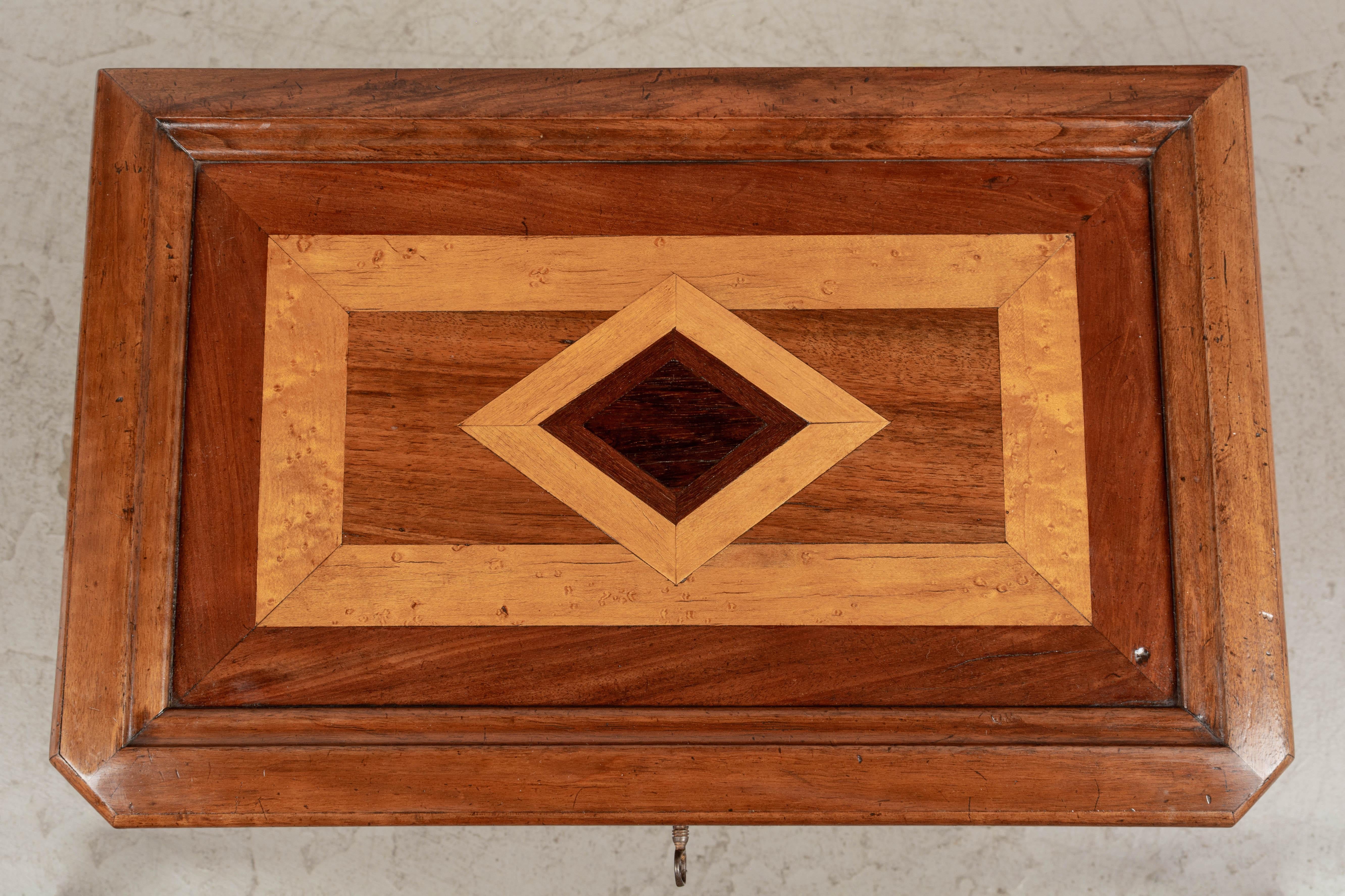 Table de Travailleuse ou d'appoint Louis Philippe du 19ème siècle français en vente 1