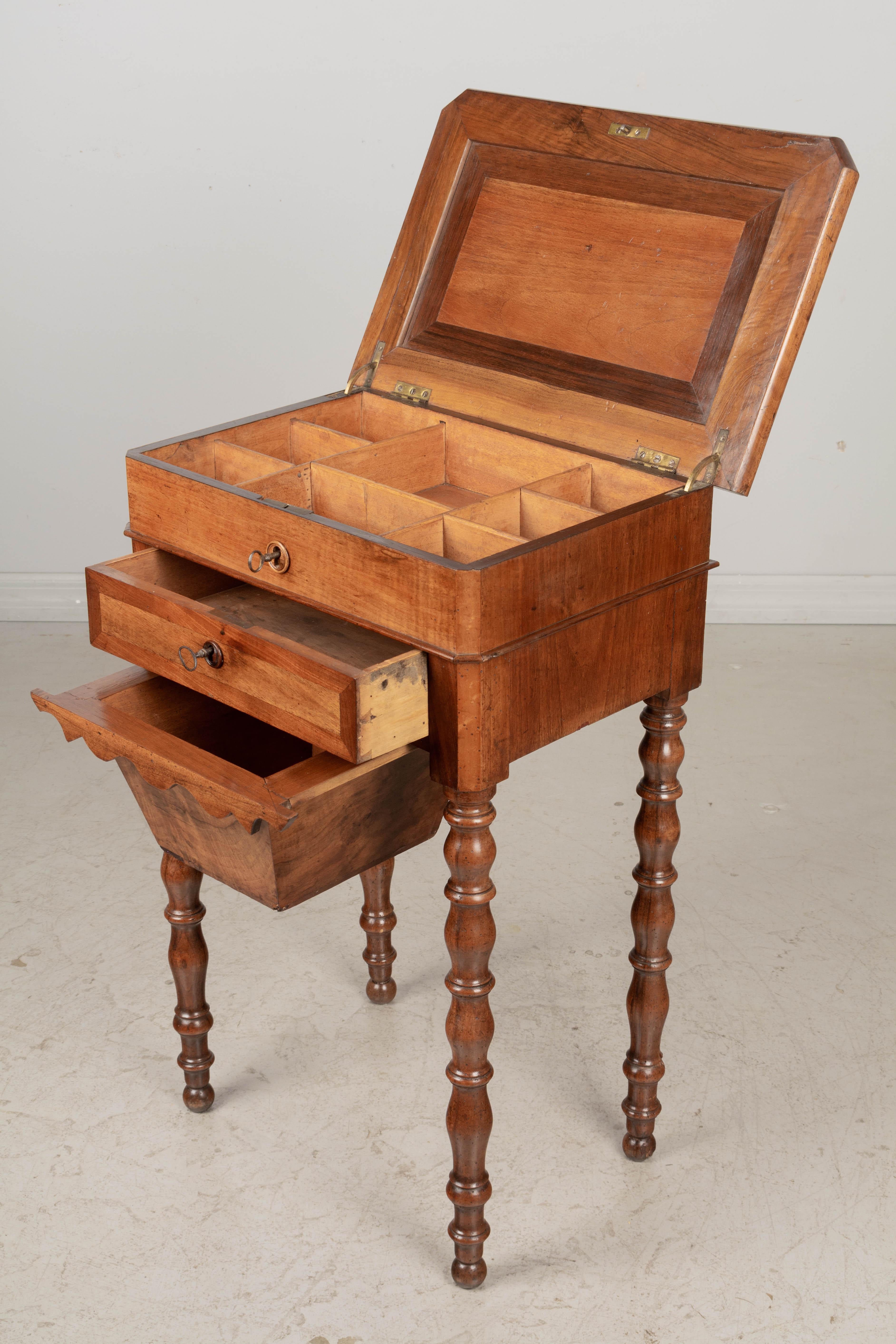 Louis-Philippe Table de Travailleuse ou d'appoint Louis Philippe du 19ème siècle français en vente