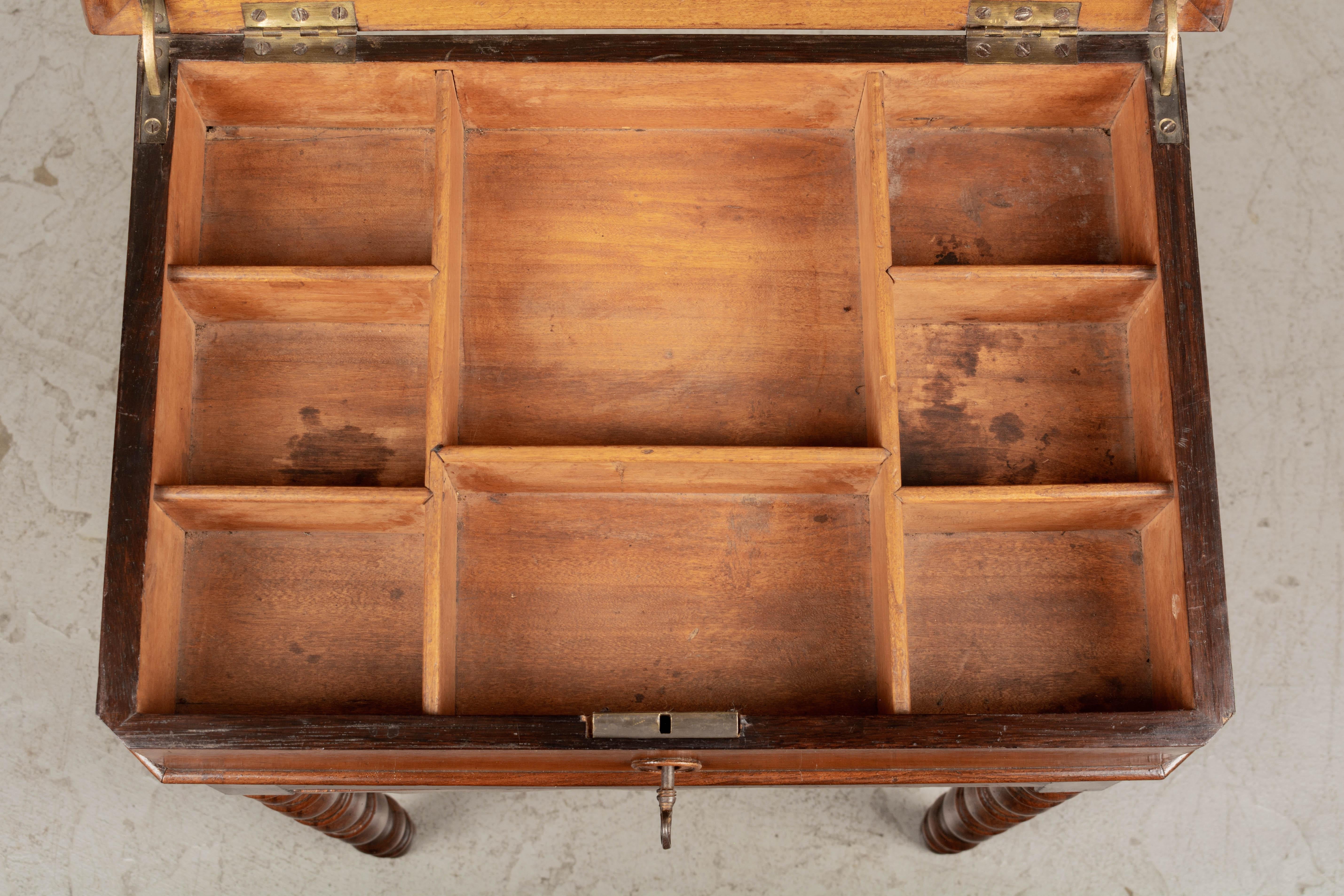 Fait main Table de Travailleuse ou d'appoint Louis Philippe du 19ème siècle français en vente