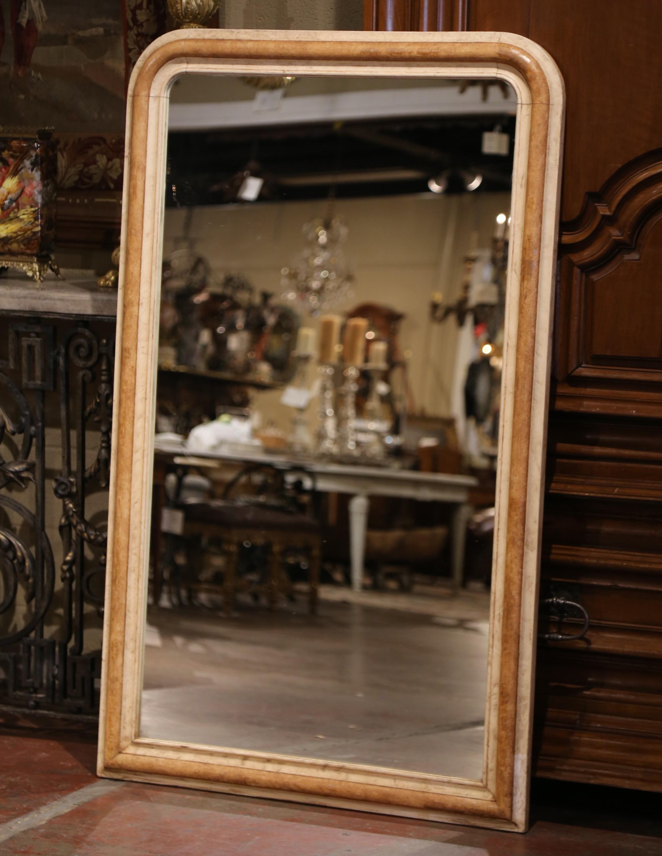 Décorez une salle de bains, une salle d'eau ou une entrée avec cet élégant miroir ancien. Fabriqué dans la région de Bourgogne vers 1860, et mesurant plus d'un mètre cinquante de haut, ce grand miroir présente des lignes traditionnelles avec des