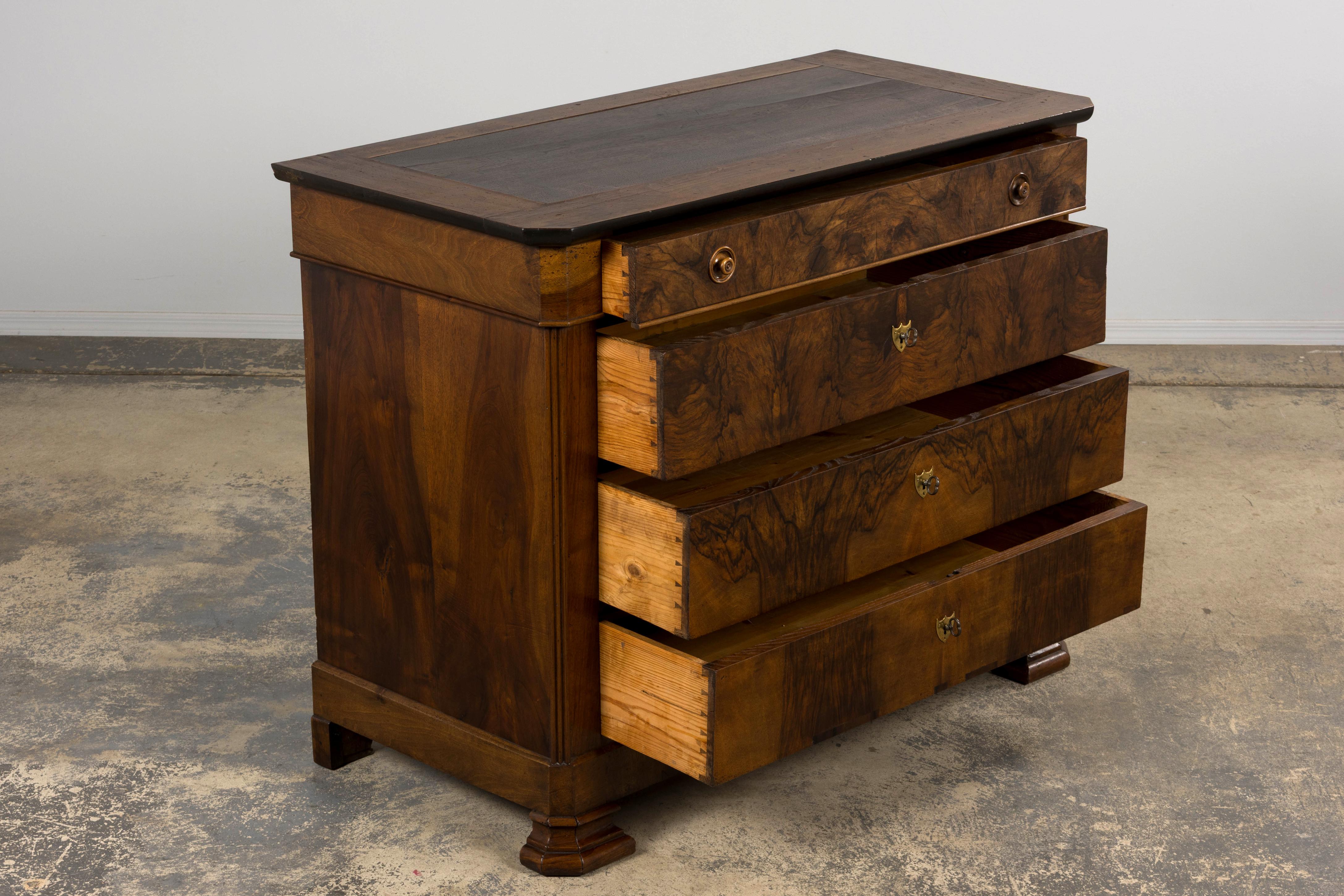 Cassettiera in noce Louis Philippe francese del XIX secolo in vendita 3