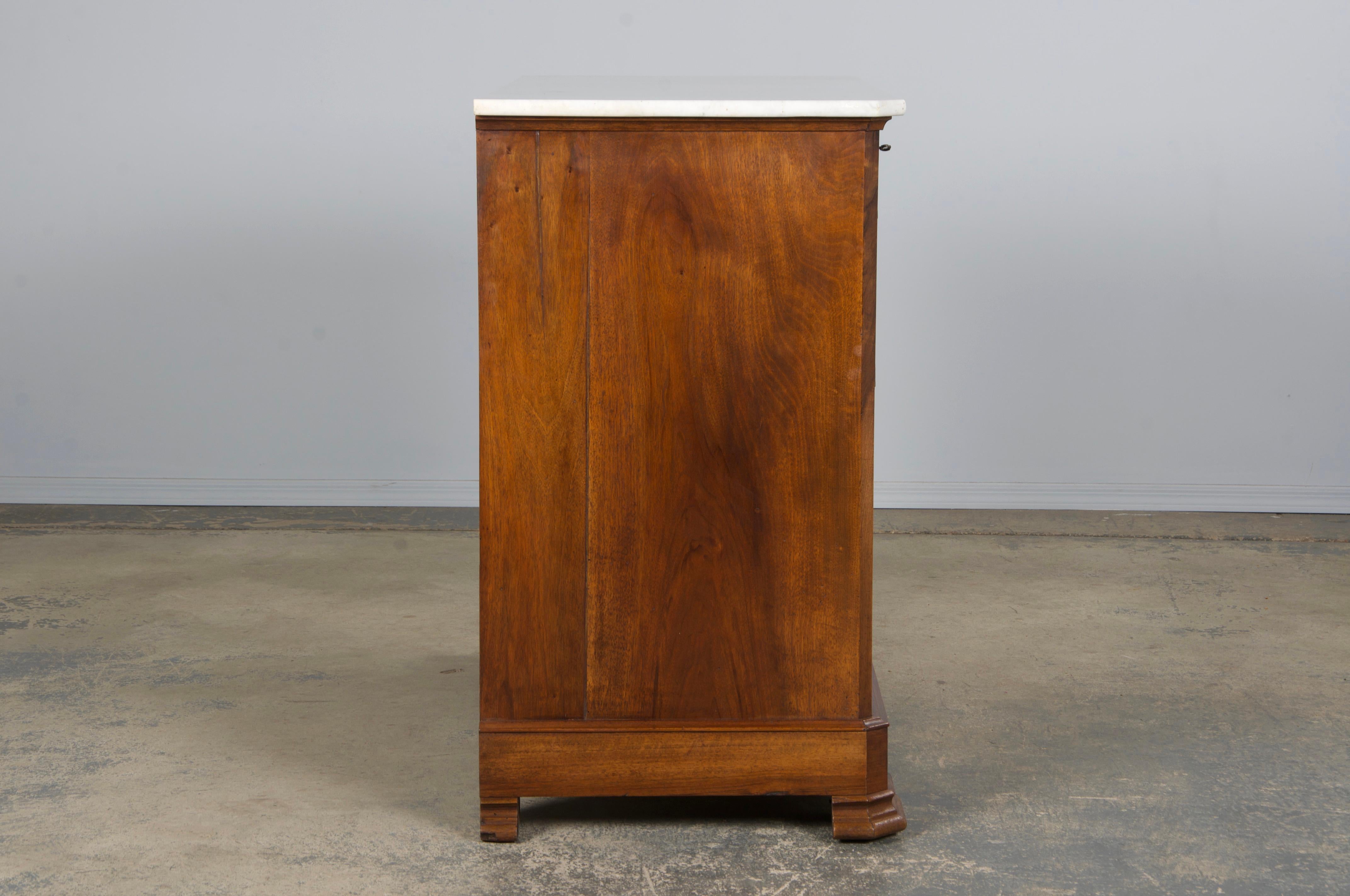 Cassettiera in noce Louis Philippe del XIX secolo con marmo di Carrara in vendita 5