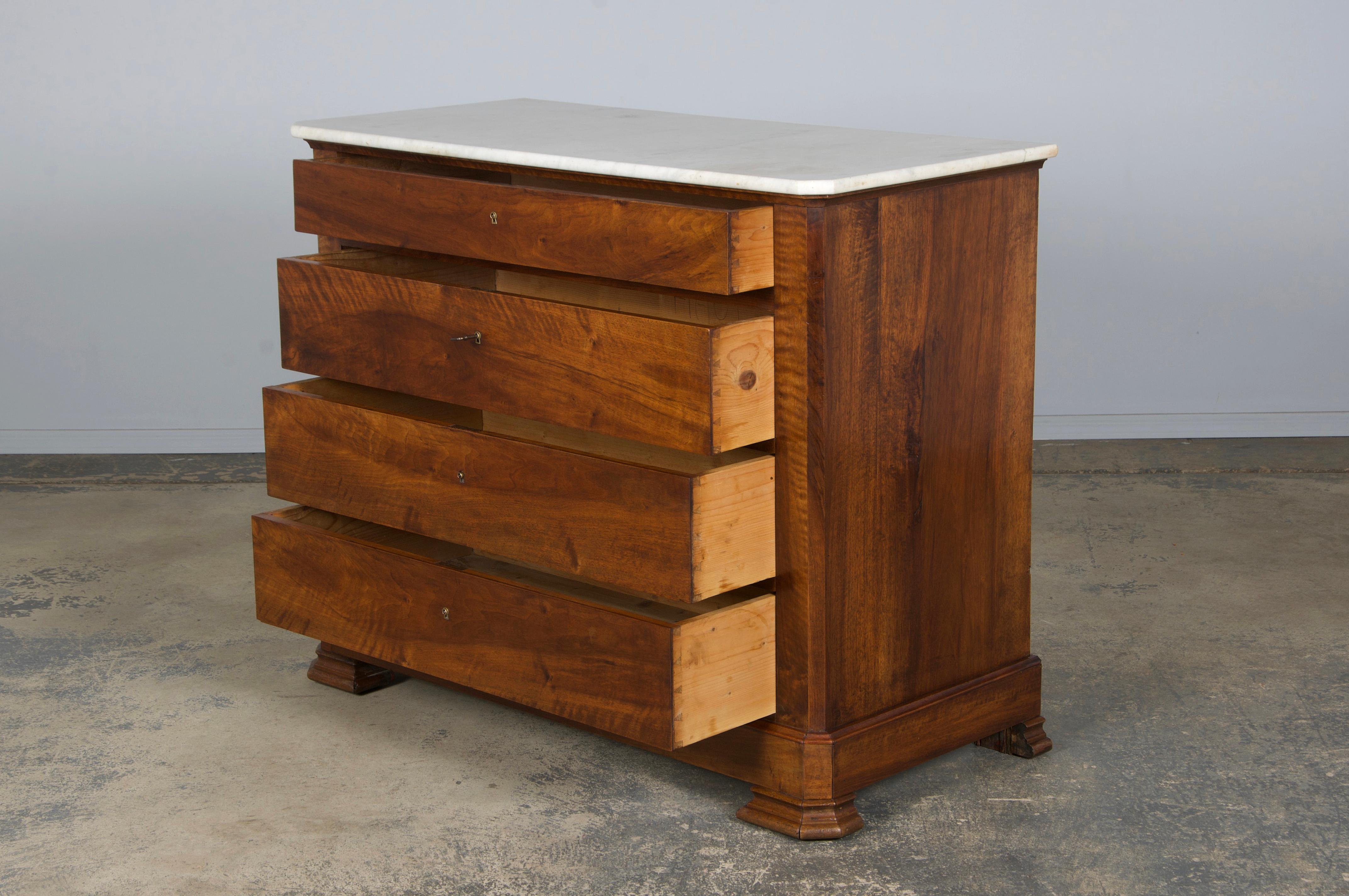 Cassettiera in noce Louis Philippe del XIX secolo con marmo di Carrara in vendita 9