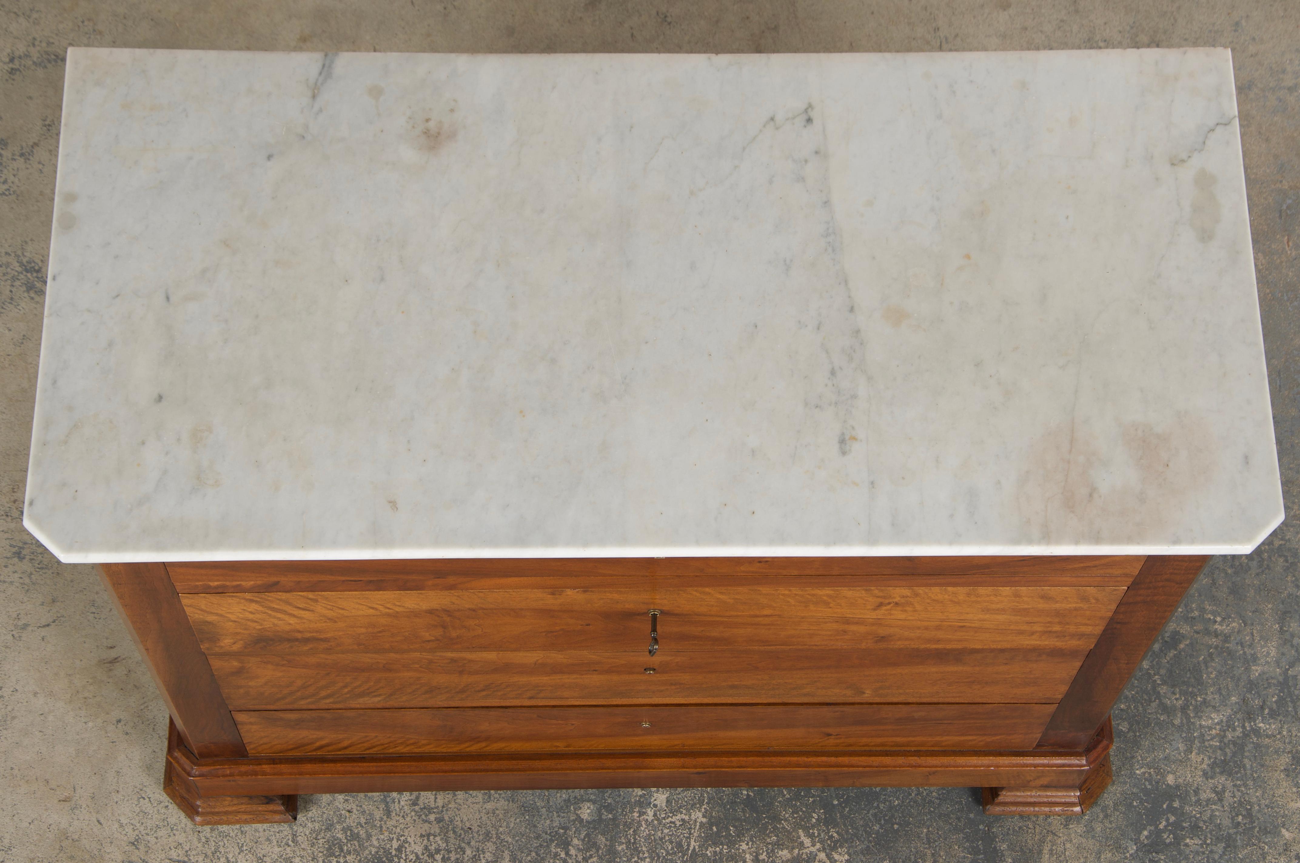 Luigi Filippo Cassettiera in noce Louis Philippe del XIX secolo con marmo di Carrara in vendita