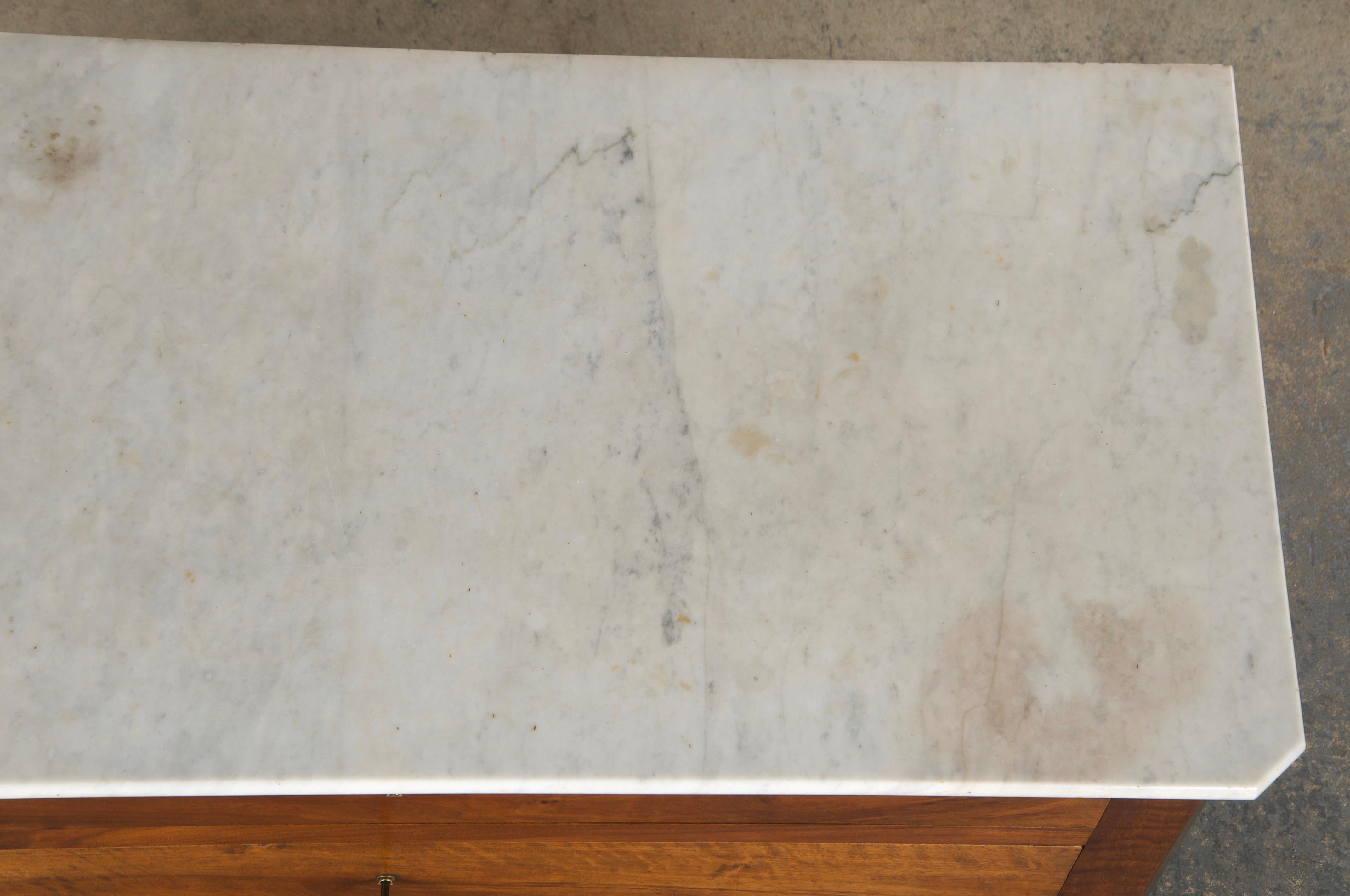 Intagliato a mano Cassettiera in noce Louis Philippe del XIX secolo con marmo di Carrara in vendita