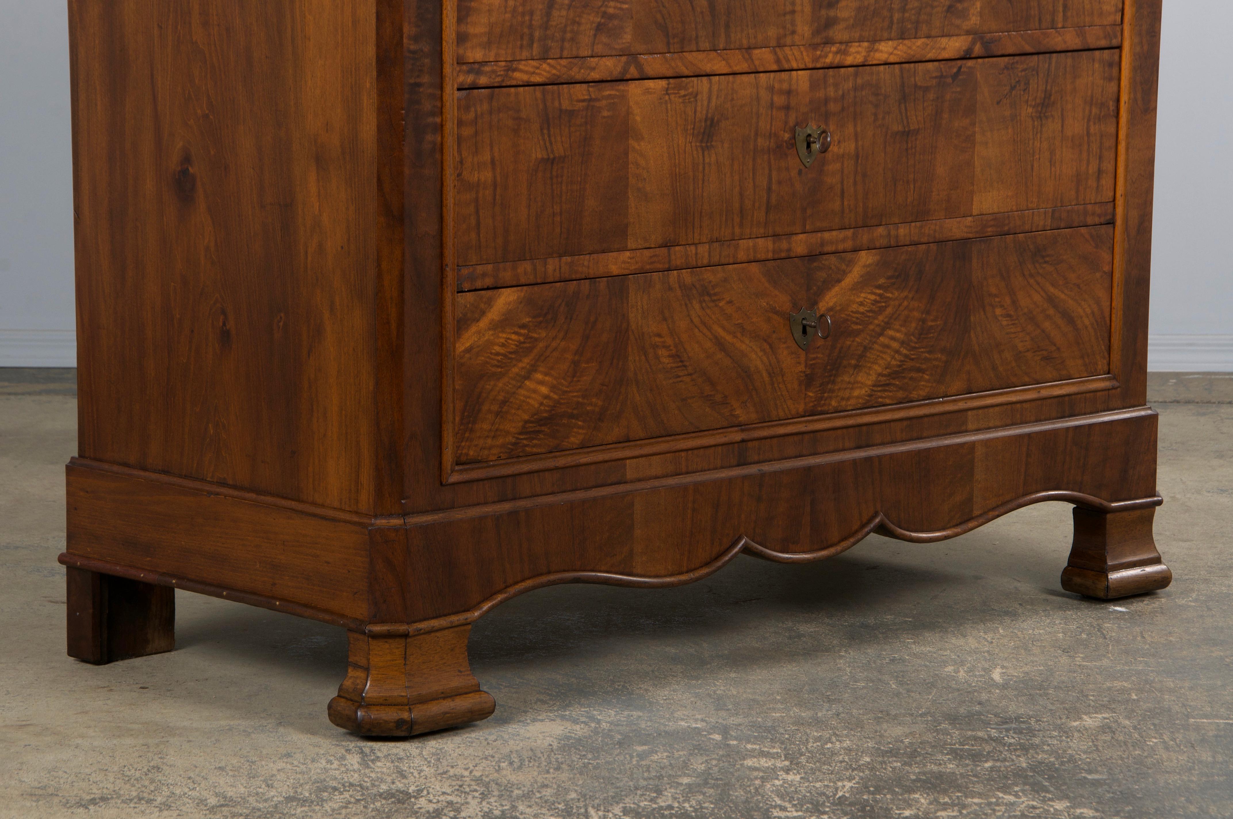 Cassettiera in legno di noce Louis Philippe del XIX secolo con piano in marmo in vendita 3