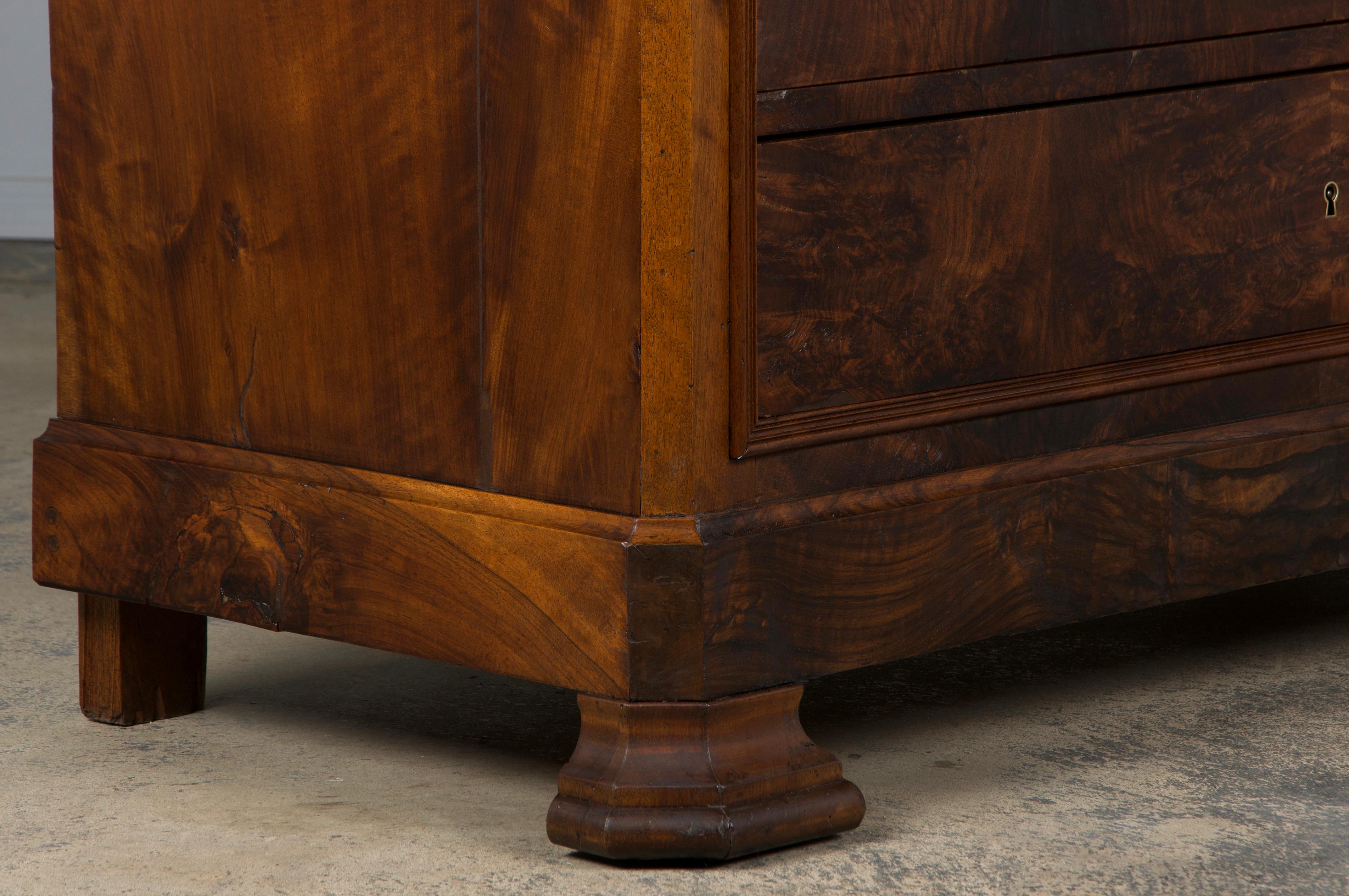 Cassettiera in legno di noce Louis Philippe del XIX secolo con piano in marmo 3