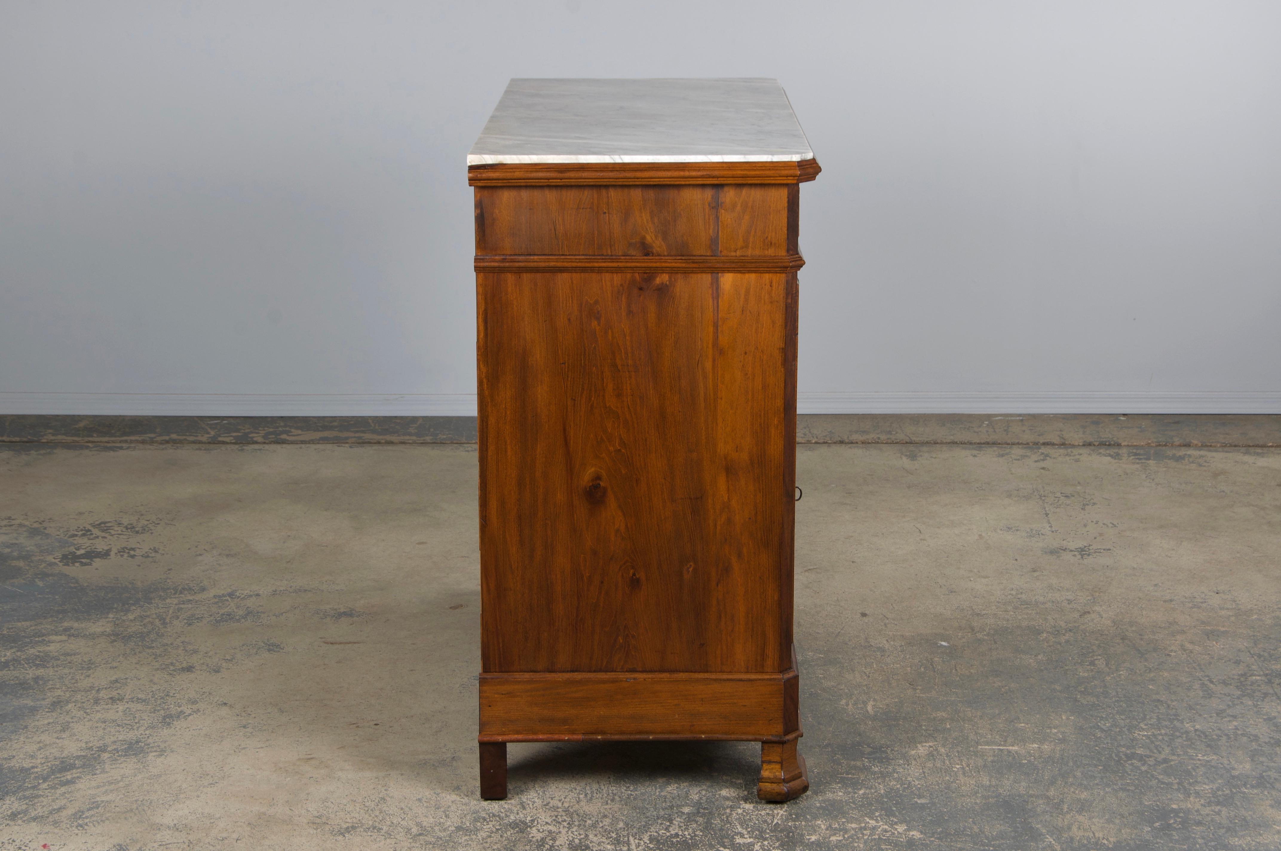Cassettiera in legno di noce Louis Philippe del XIX secolo con piano in marmo in vendita 4