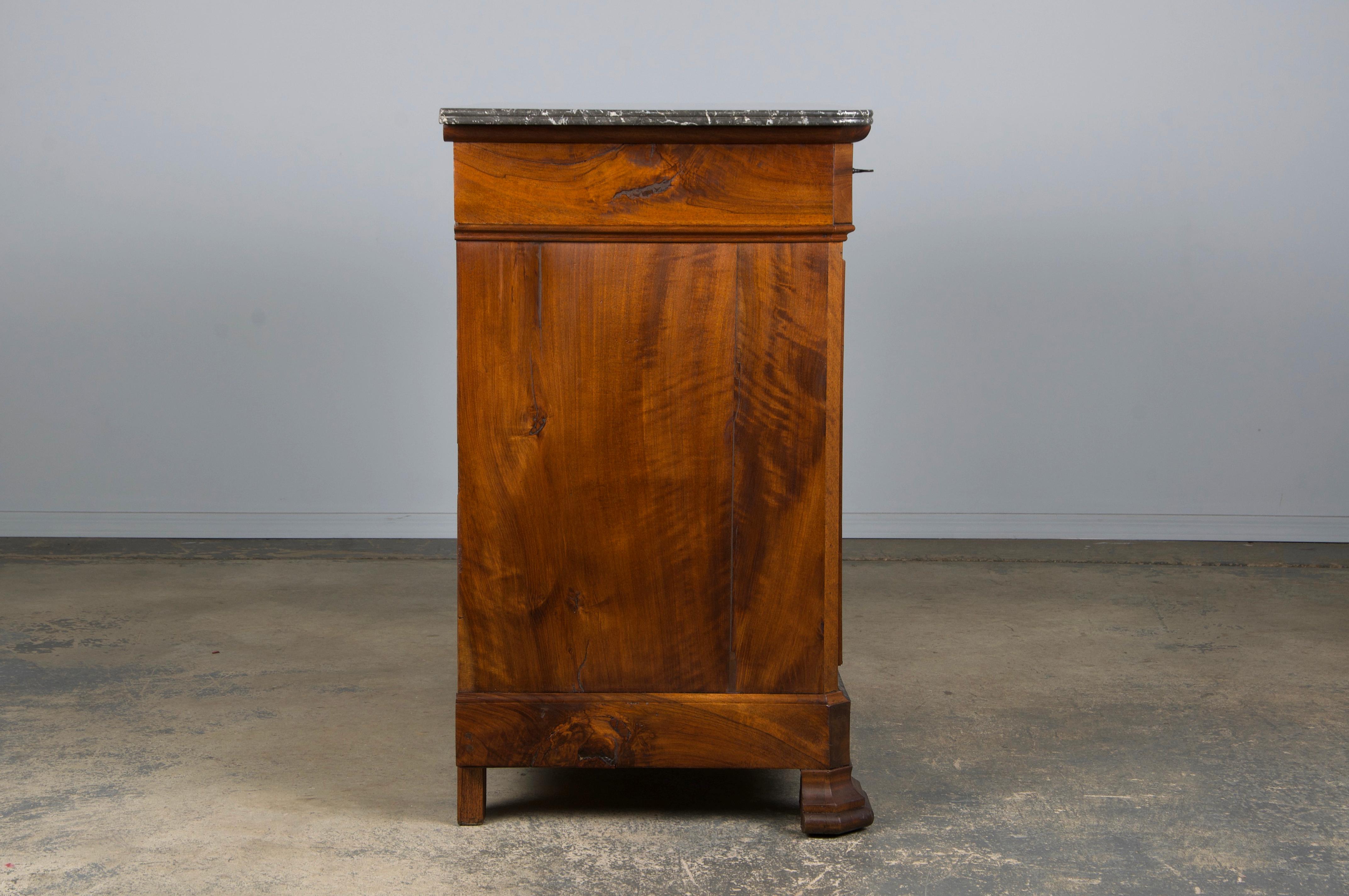 Cassettiera in legno di noce Louis Philippe del XIX secolo con piano in marmo 4