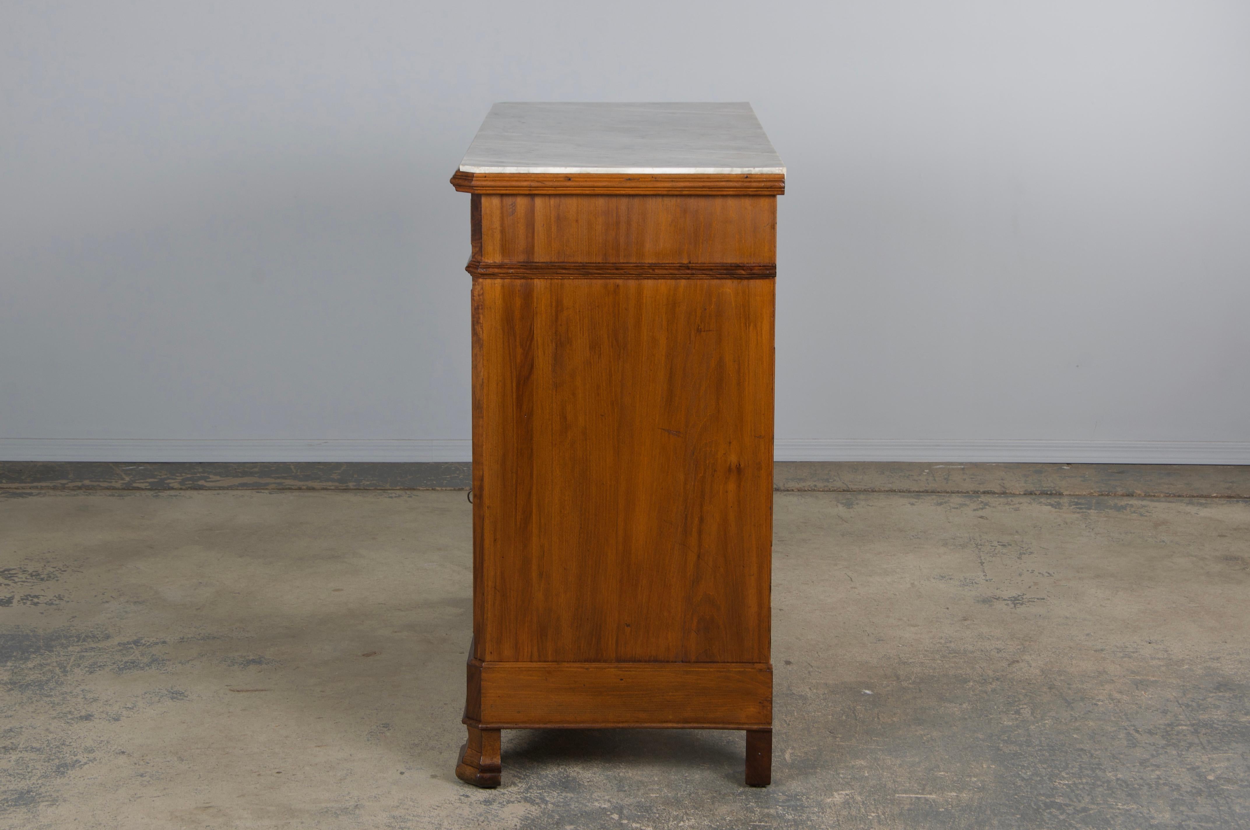 Cassettiera in legno di noce Louis Philippe del XIX secolo con piano in marmo in vendita 5