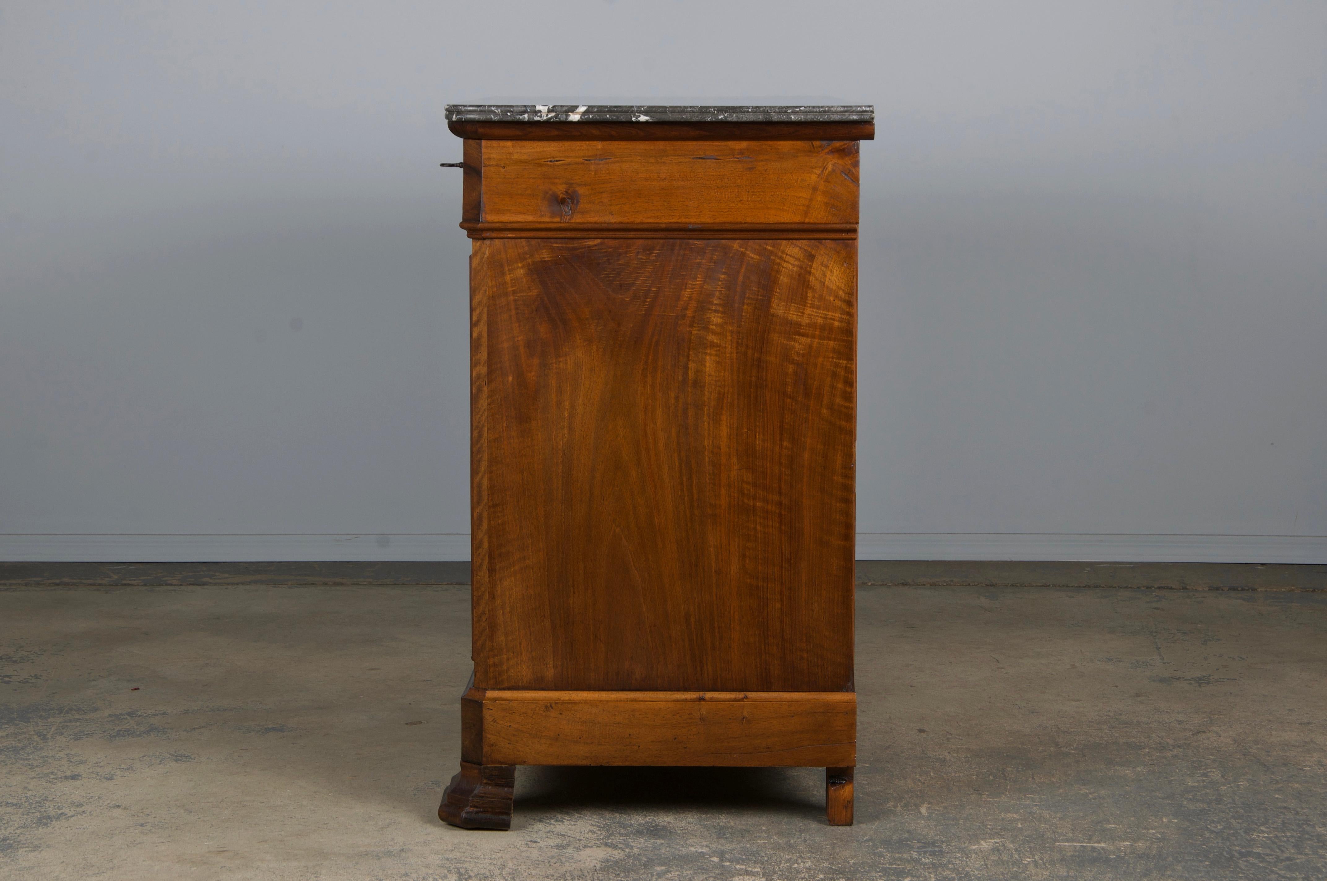 Cassettiera in legno di noce Louis Philippe del XIX secolo con piano in marmo 5