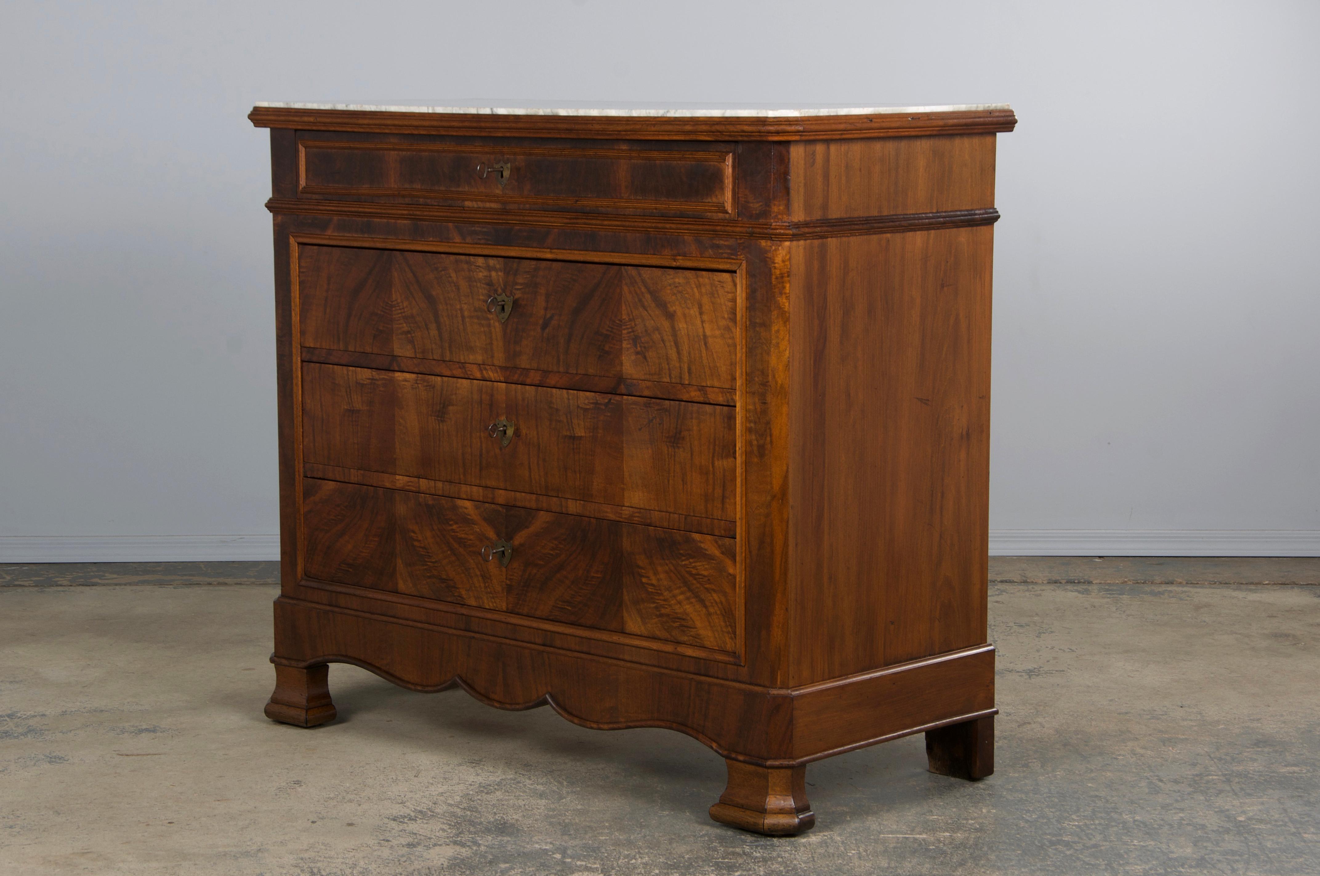Cassettiera in legno di noce Louis Philippe del XIX secolo con piano in marmo in vendita 6