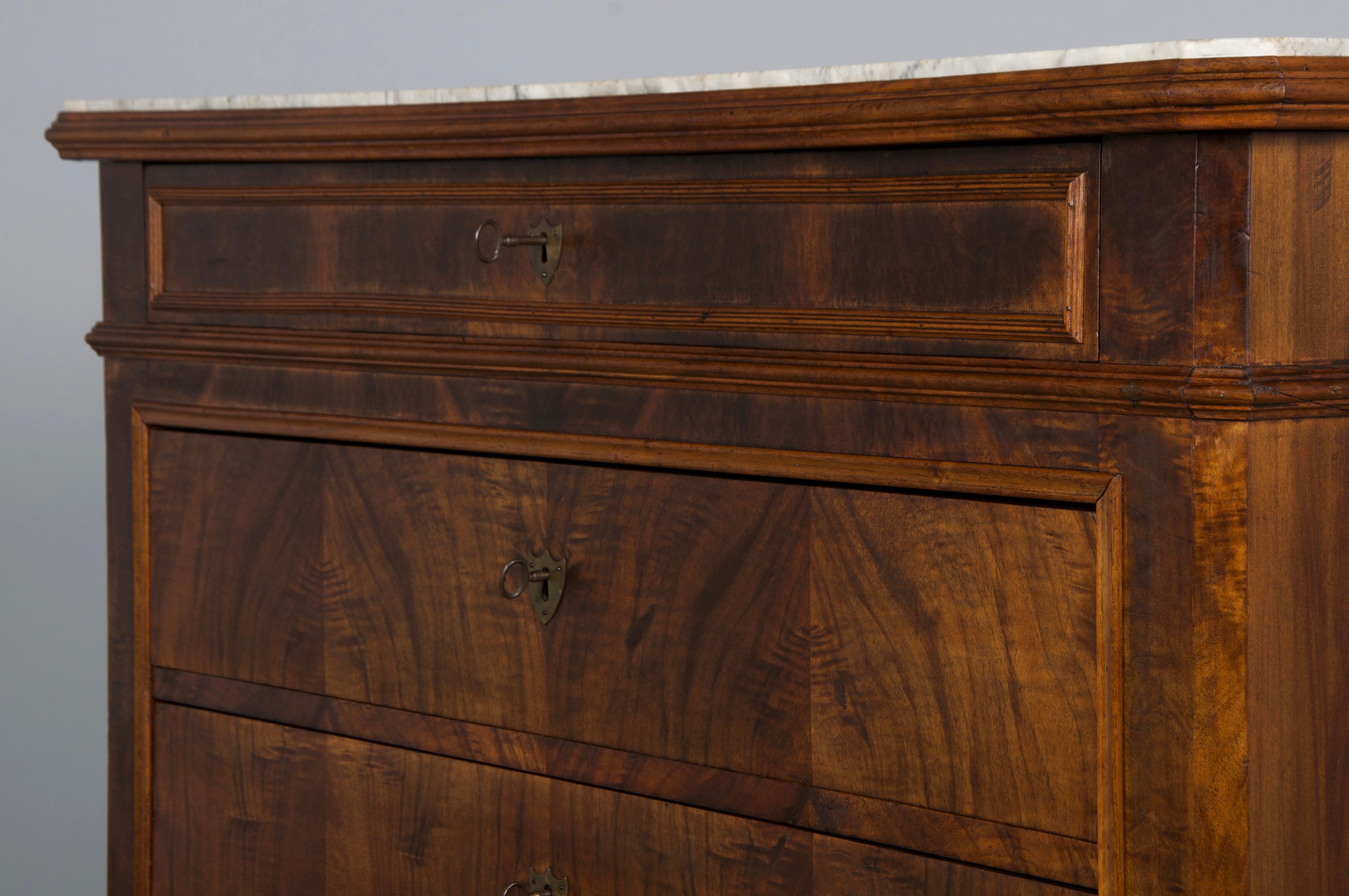 Cassettiera in legno di noce Louis Philippe del XIX secolo con piano in marmo in vendita 7
