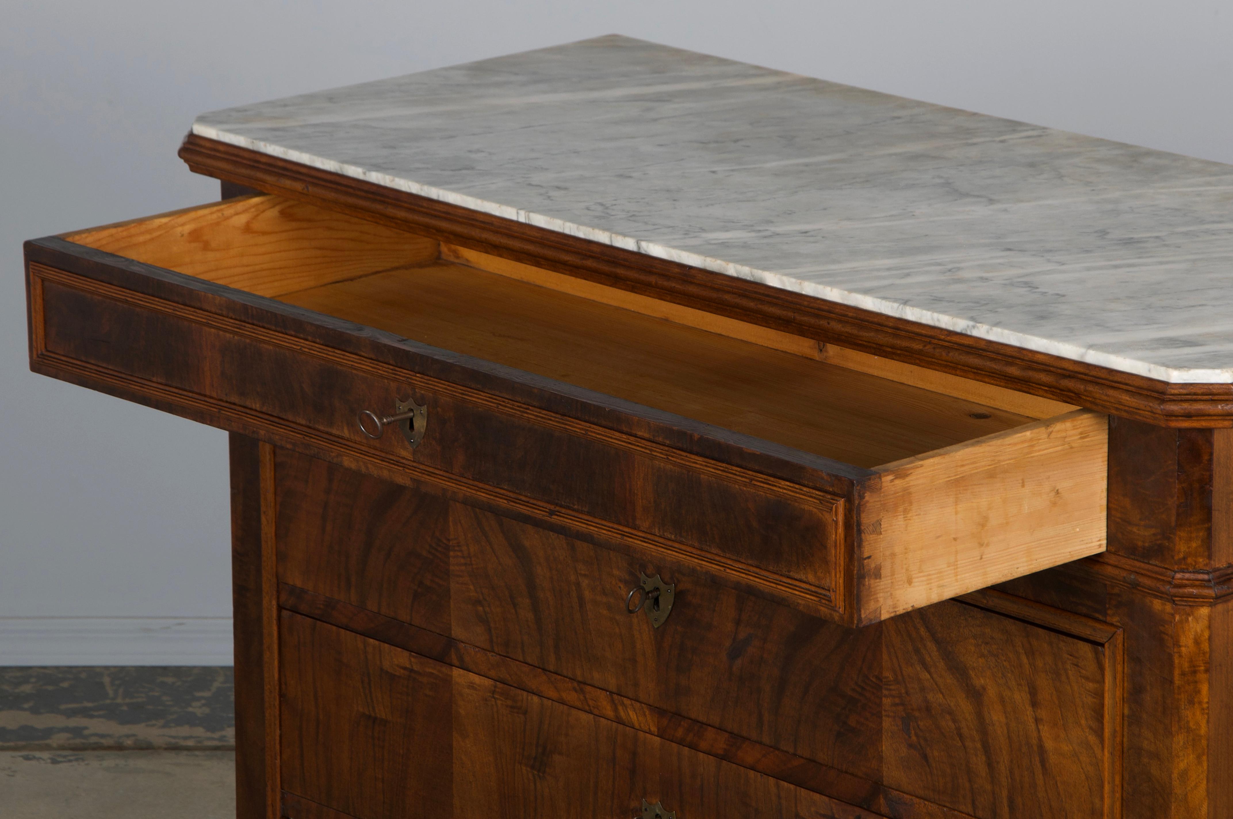 Cassettiera in legno di noce Louis Philippe del XIX secolo con piano in marmo in vendita 8
