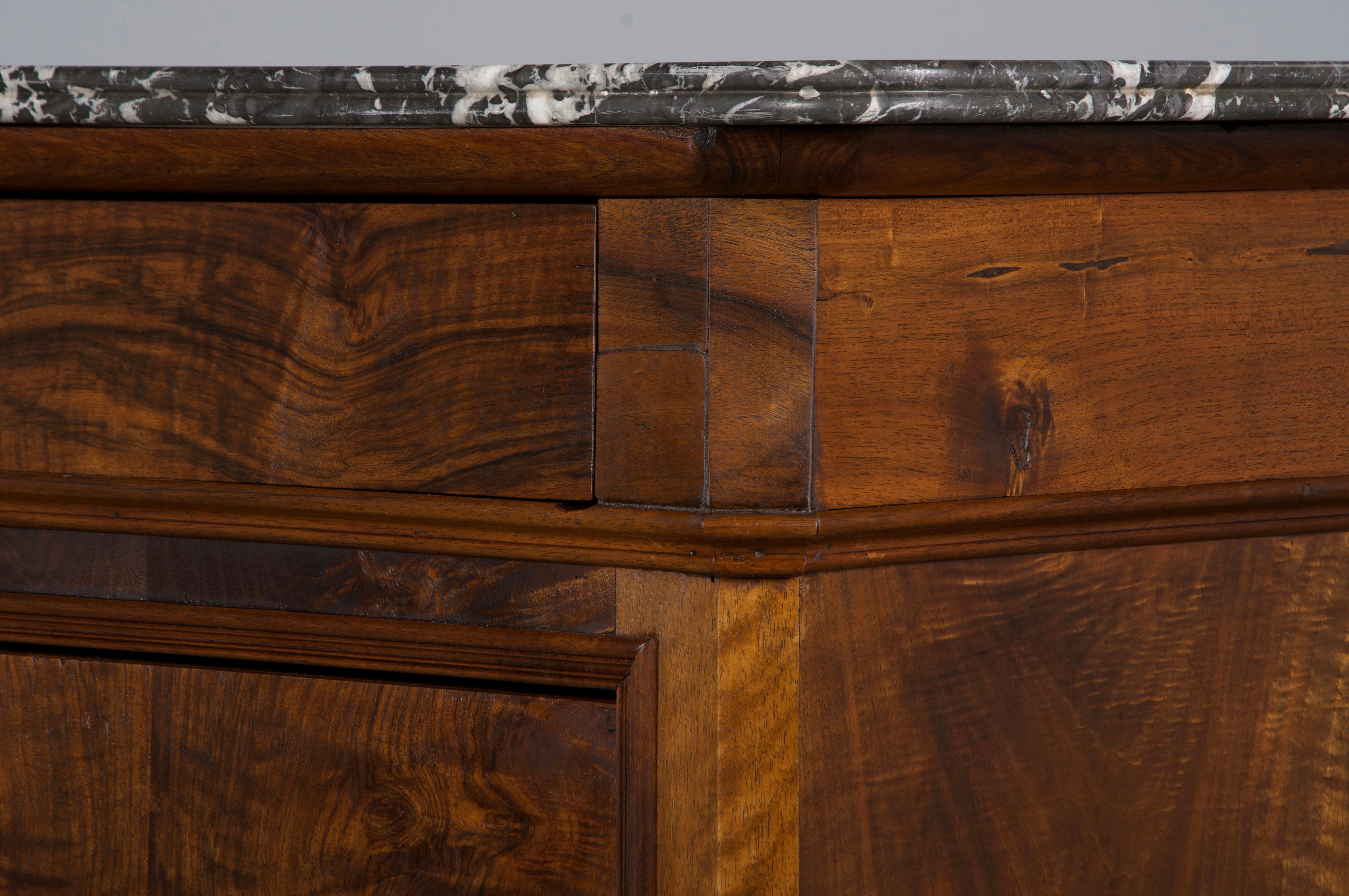 Cassettiera in legno di noce Louis Philippe del XIX secolo con piano in marmo 8