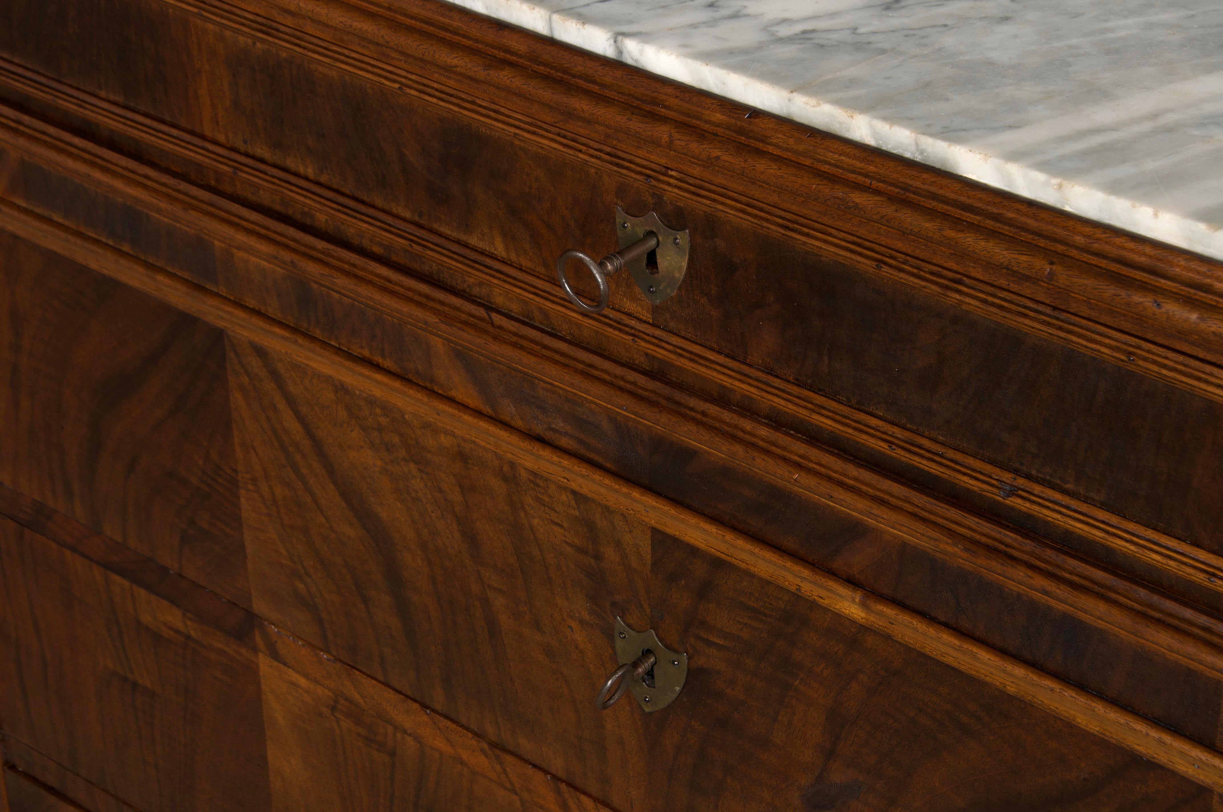 Cassettiera in legno di noce Louis Philippe del XIX secolo con piano in marmo in vendita 9