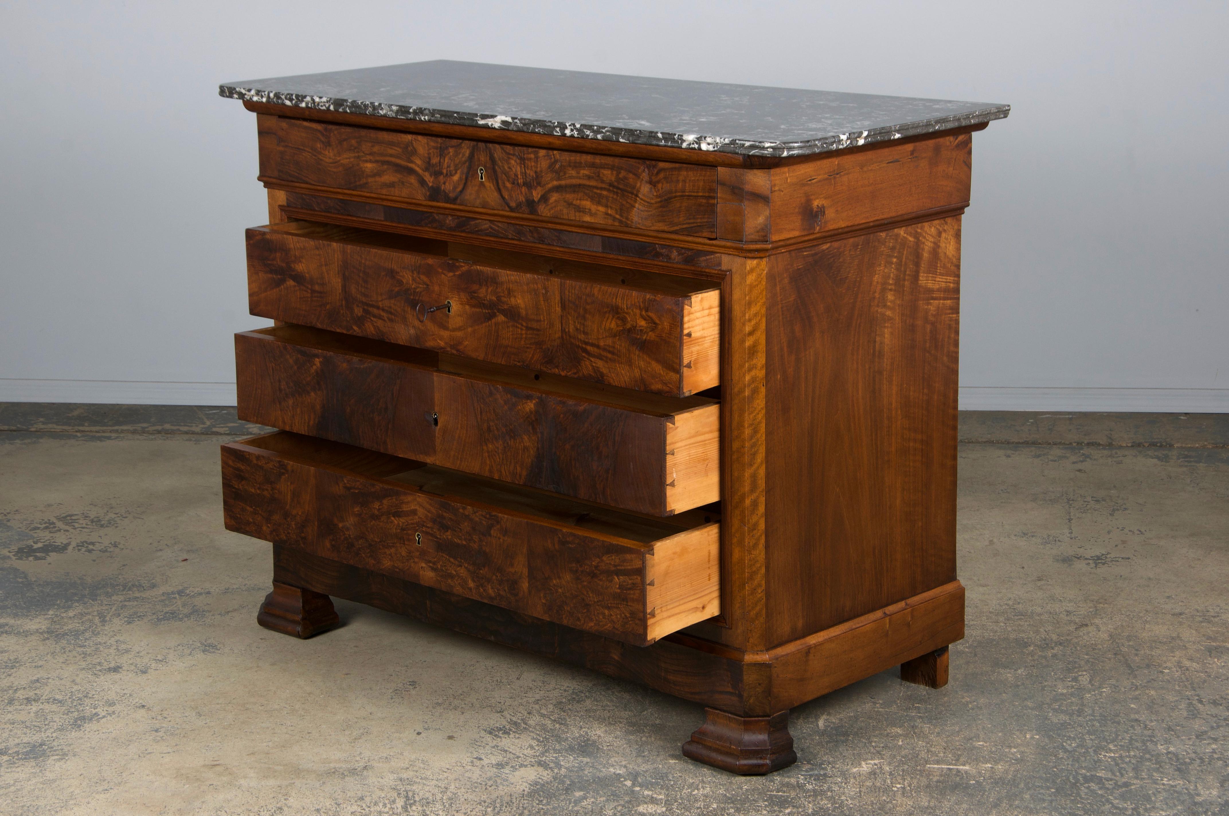 Cassettiera in legno di noce Louis Philippe del XIX secolo con piano in marmo 9