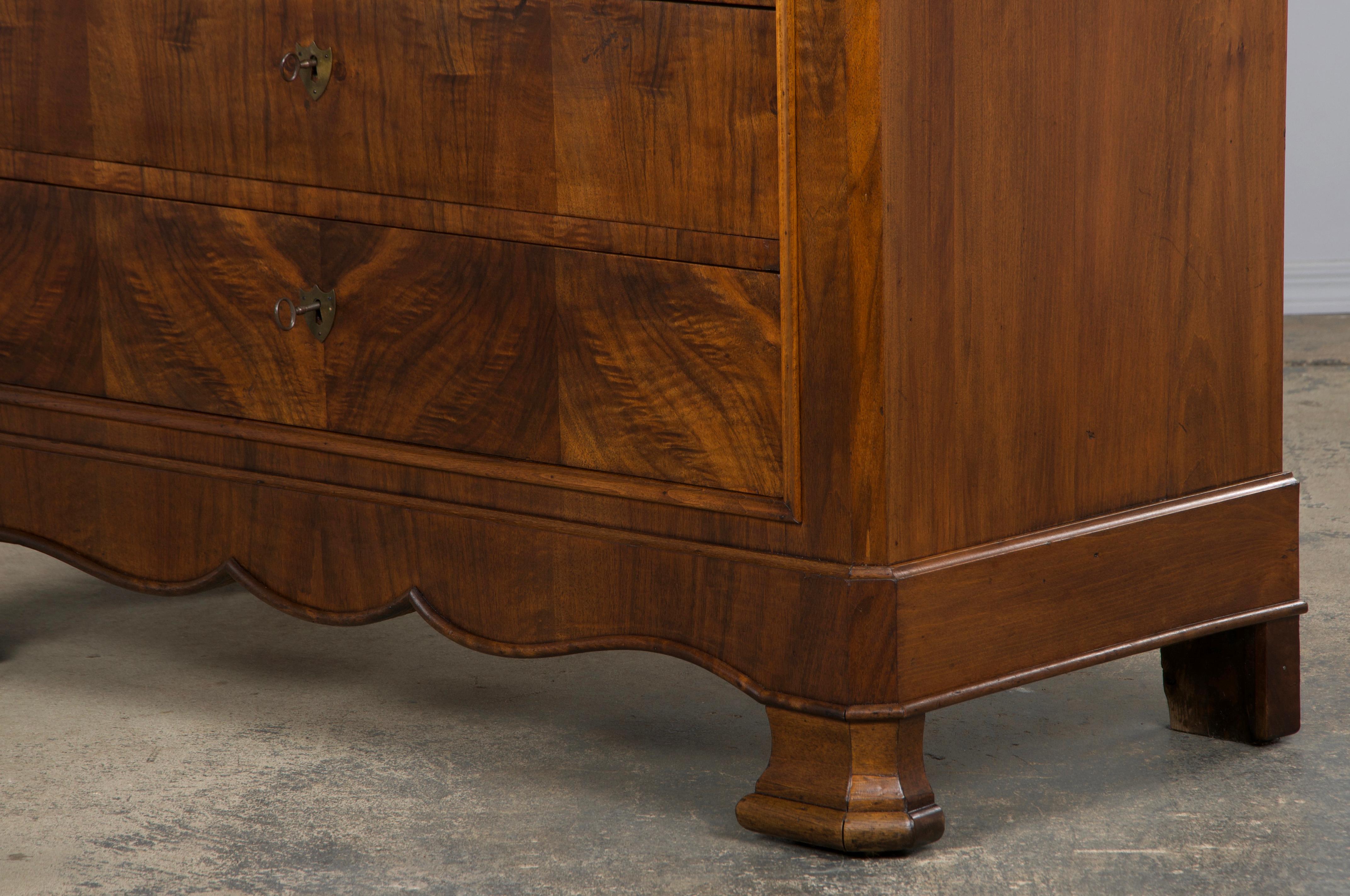 Cassettiera in legno di noce Louis Philippe del XIX secolo con piano in marmo in vendita 10